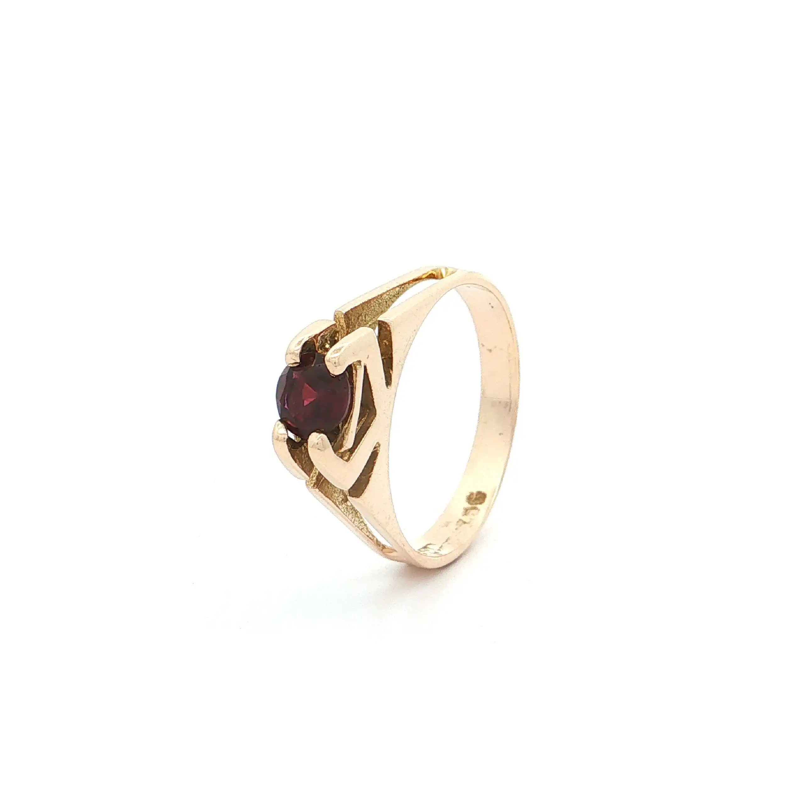 Ring Gelbgold mit rotem Farbstein Ring Gelbgold mit rotem Farbstein