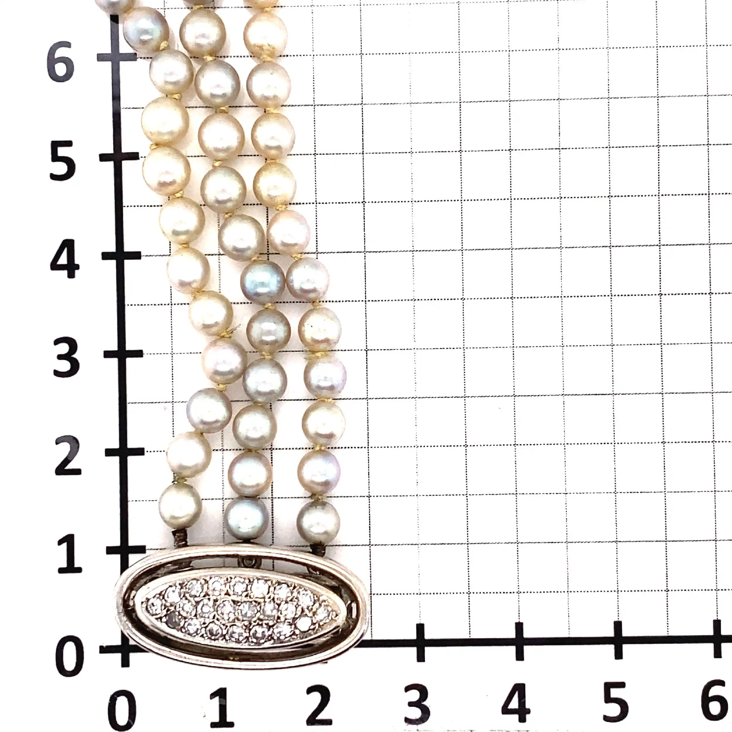 Perlenkette 3-reihig mit Weißgold Schloss mit Diamanten Perlenkette 3-reihig mit Weißgold Schloss mit Diamanten
