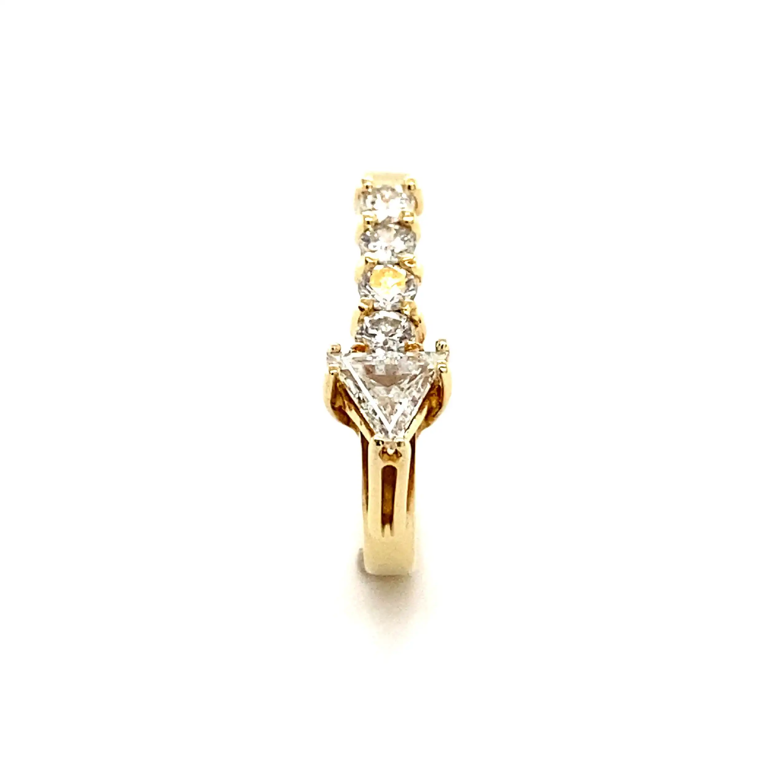Ring Gelbgold mit Triangel-Diamant-Solitär & Brillanten