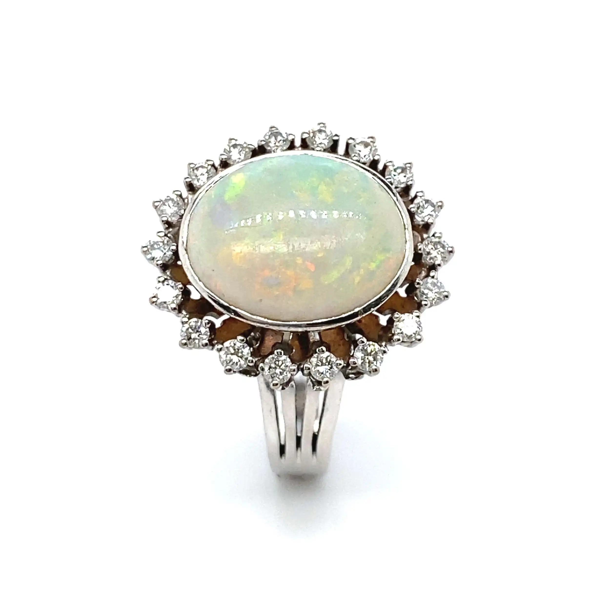 Ring Weißgold mit Opal und Diamanten, graviert mit 0,49ct. Ring Weißgold mit Opal und Diamanten, graviert mit 0,49ct.