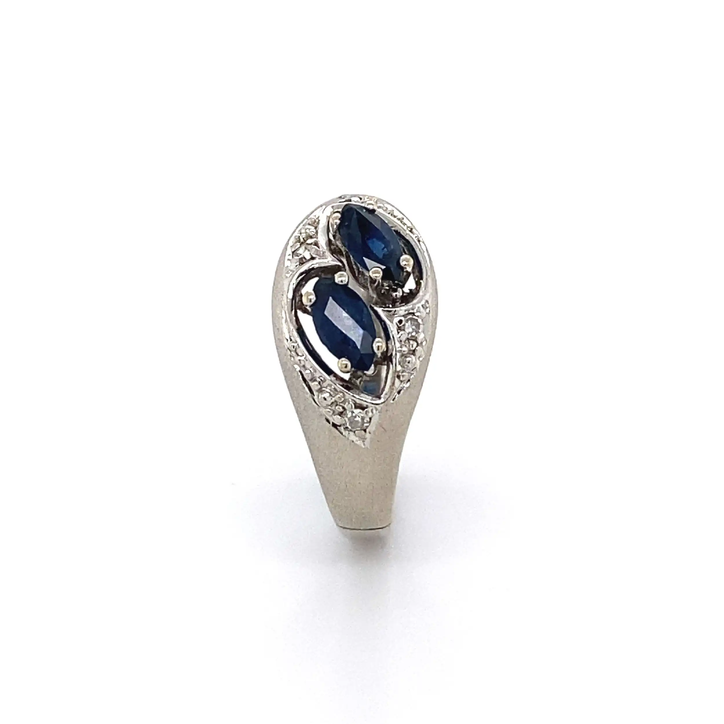 Ring Weißgold mit Diamanten und blauen Farbsteinen Ring Weißgold mit Diamanten und blauen Farbsteinen