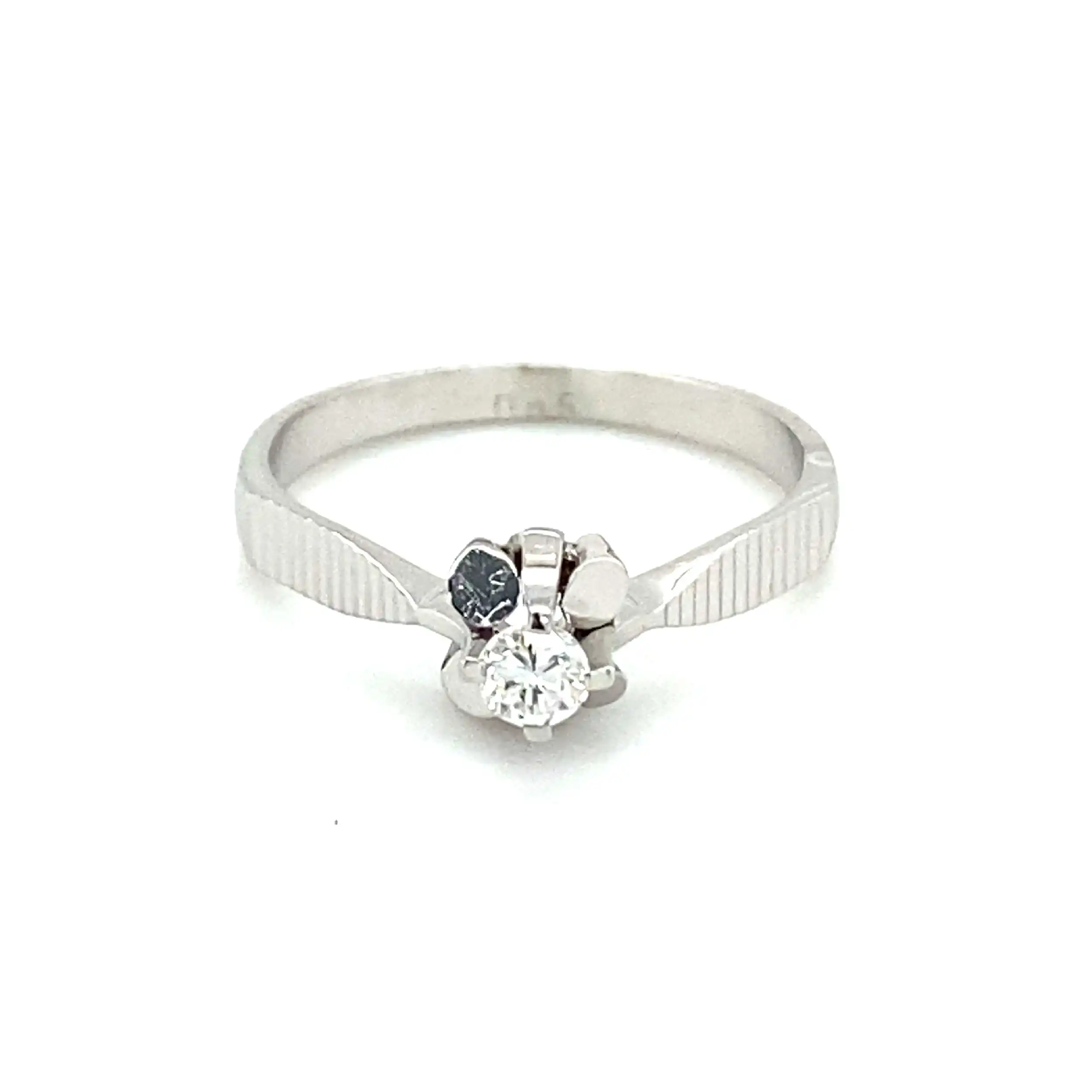 Ring Weißgold mit Brillant, graviert mit 0,15ct.