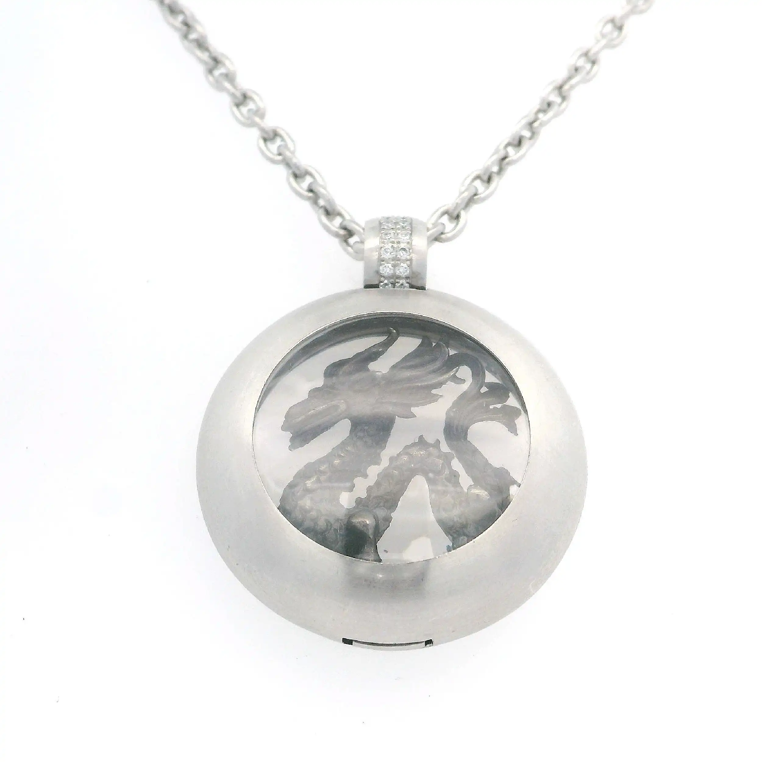 Kette mit Anhänger und Drachenrelieff Jörg Kaiser Kette mit Anhänger und Drachenrelieff Jörg Kaiser