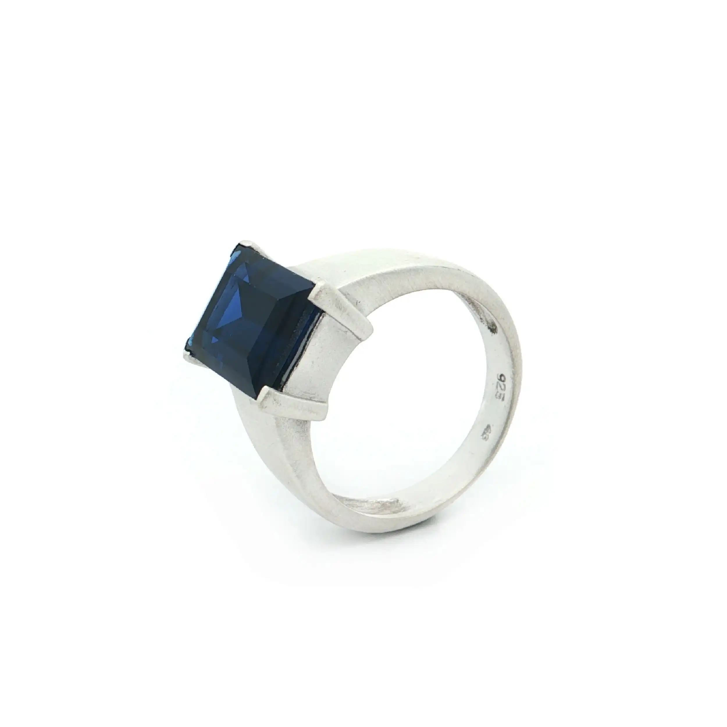 Ring Silber mattiert mit synthetischem Spinell Ring Silber mattiert mit synthetischem Spinell