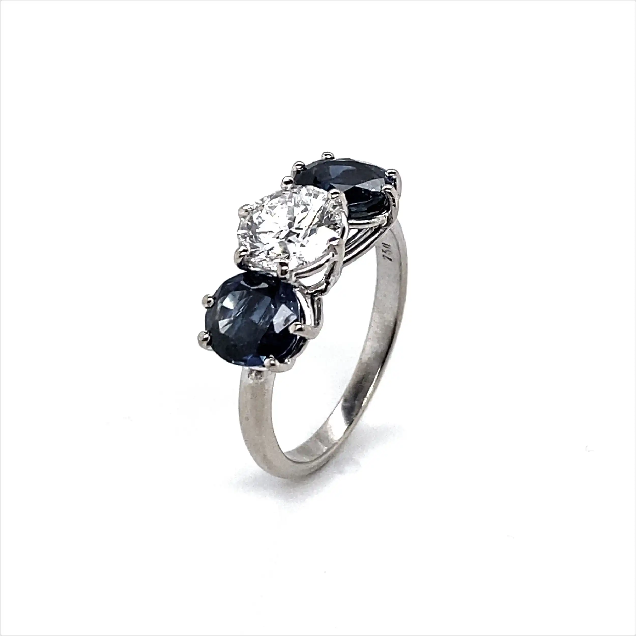 Ring Weißgold mit Brillant und Saphiren, mit Expertise von DPL Ring Weißgold mit Brillant und Saphiren, mit Expertise von DPL