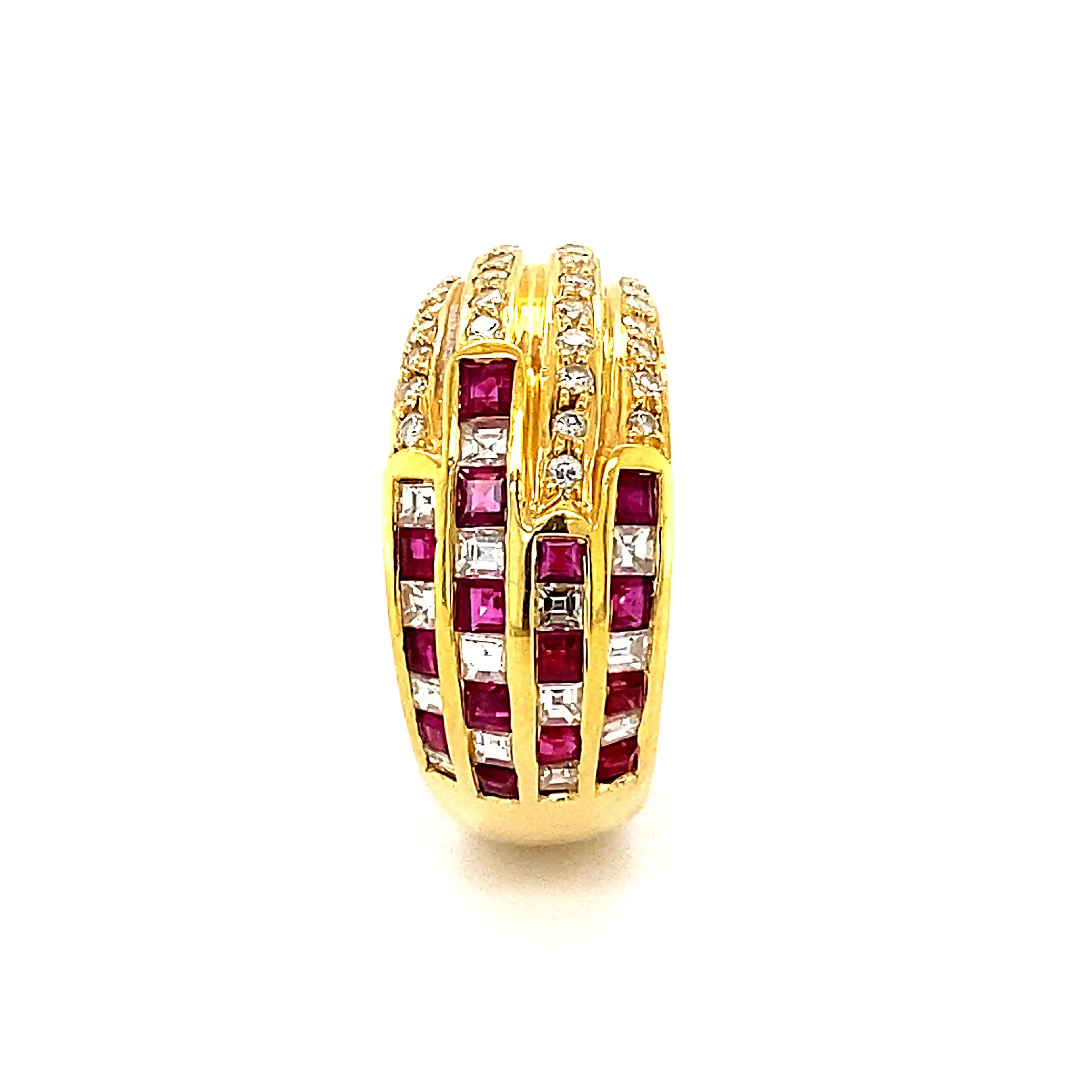 Ring Gelbgold mit Rubinen und Brillanten in Baguetteschliff Ring Gelbgold mit Rubinen und Brillanten in Baguetteschliff