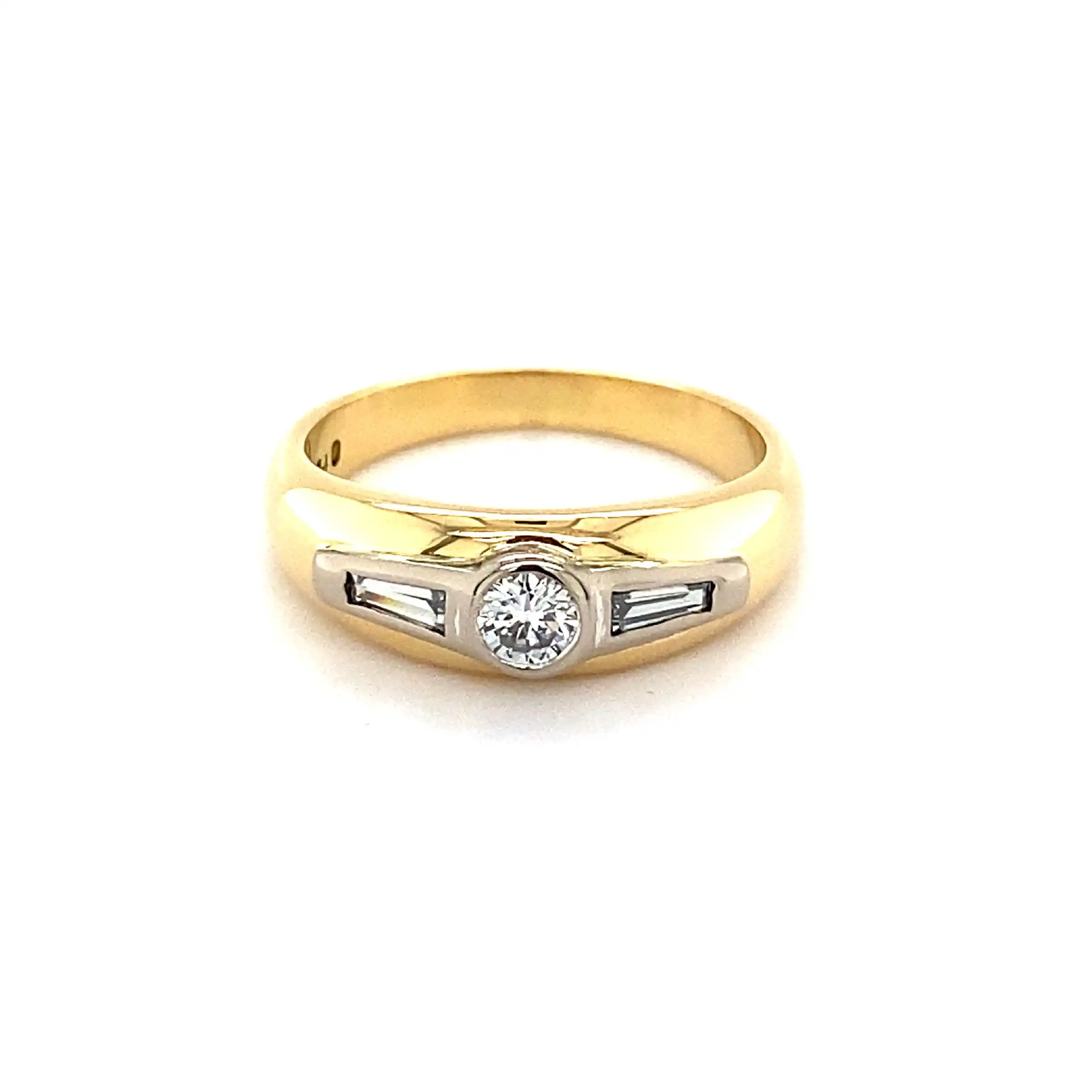 Ring Bicolor mit Brillant und Diamanten um Trapez-Schliff Ring Bicolor mit Brillant und Diamanten um Trapez-Schliff