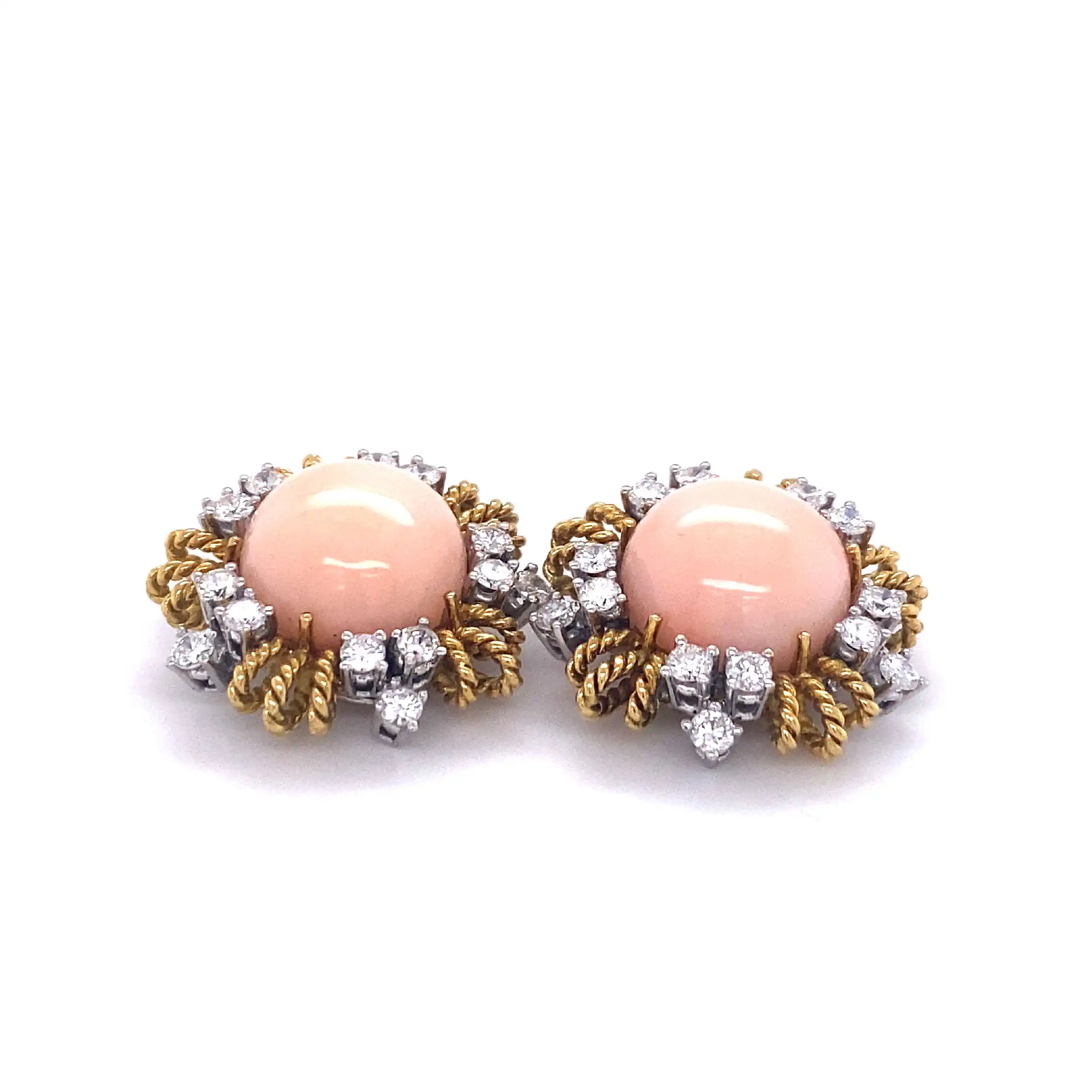 Paar Bicolor Ohrclips mit Koralle 25,5ct. und Brillanten, graviert mit 2,1ct. Paar Bicolor Ohrclips mit Koralle 25,5ct. und Brillanten, graviert mit 2,1ct.