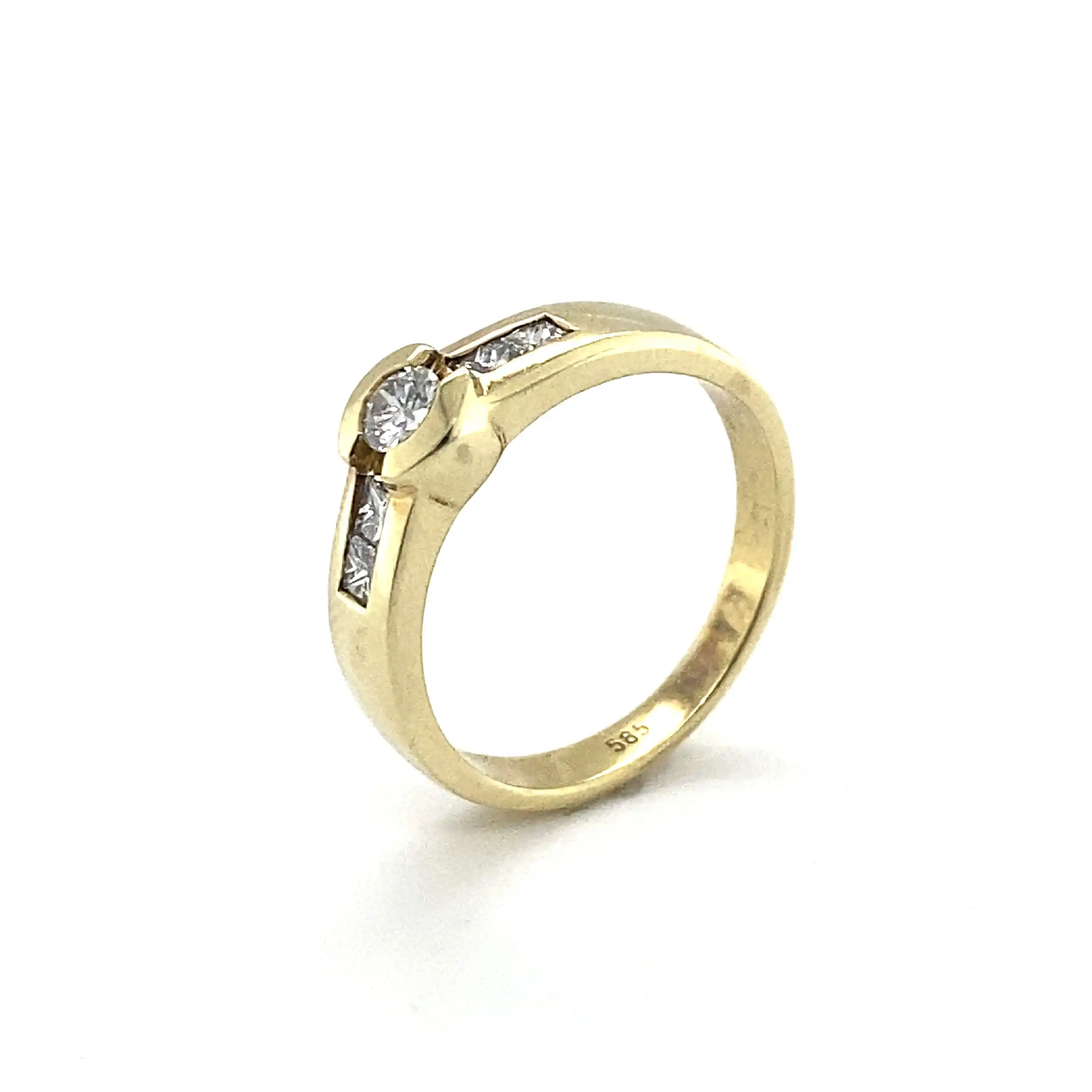Ring Gelbgold mit Solitär Brillant und 4 Carre Diamanten, graviert mit 0,5ct W/P1 Ring Gelbgold mit Solitär Brillant und 4 Carre Diamanten, graviert mit 0,5ct W/P1