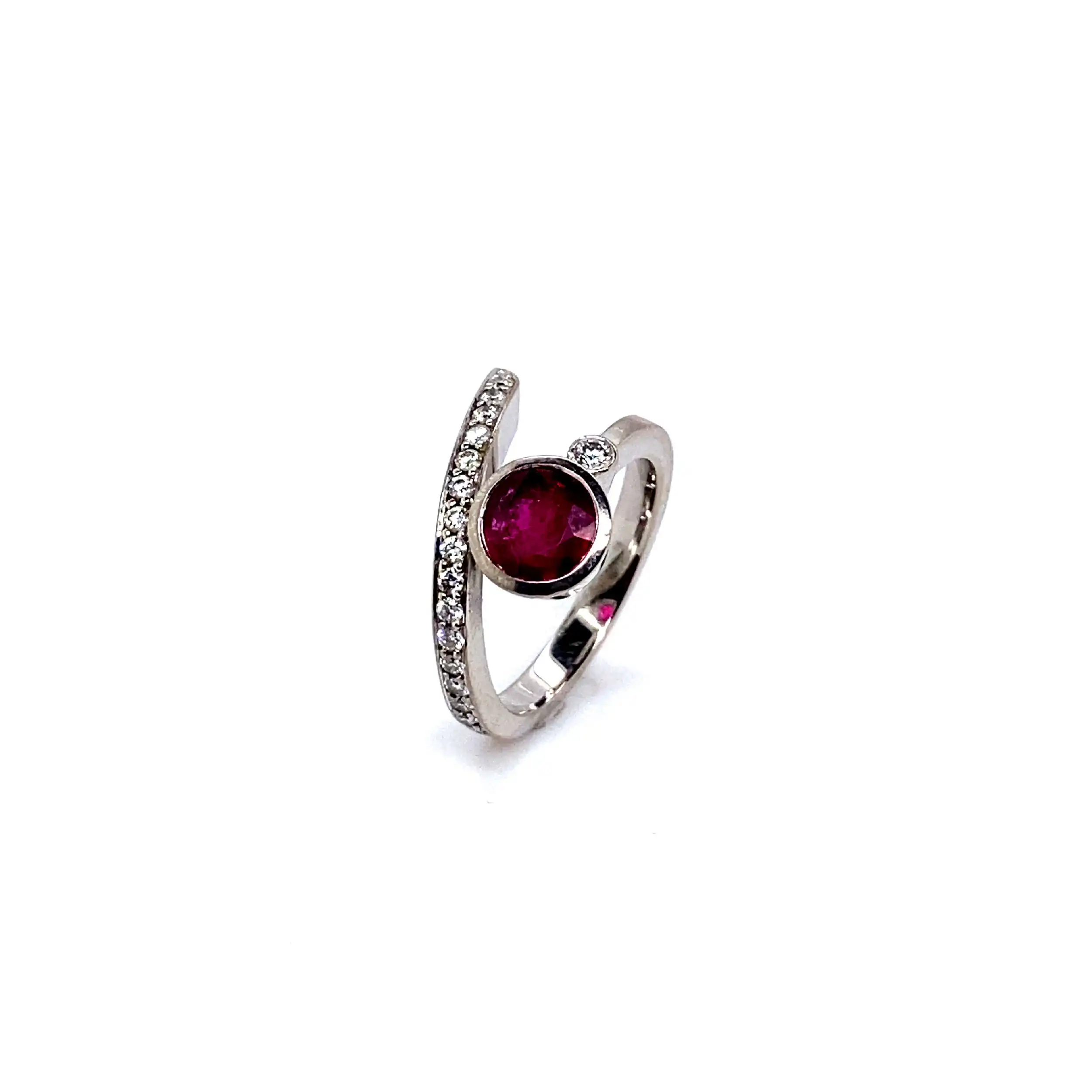 Ring Weißgold mit Rubin und Brillanten