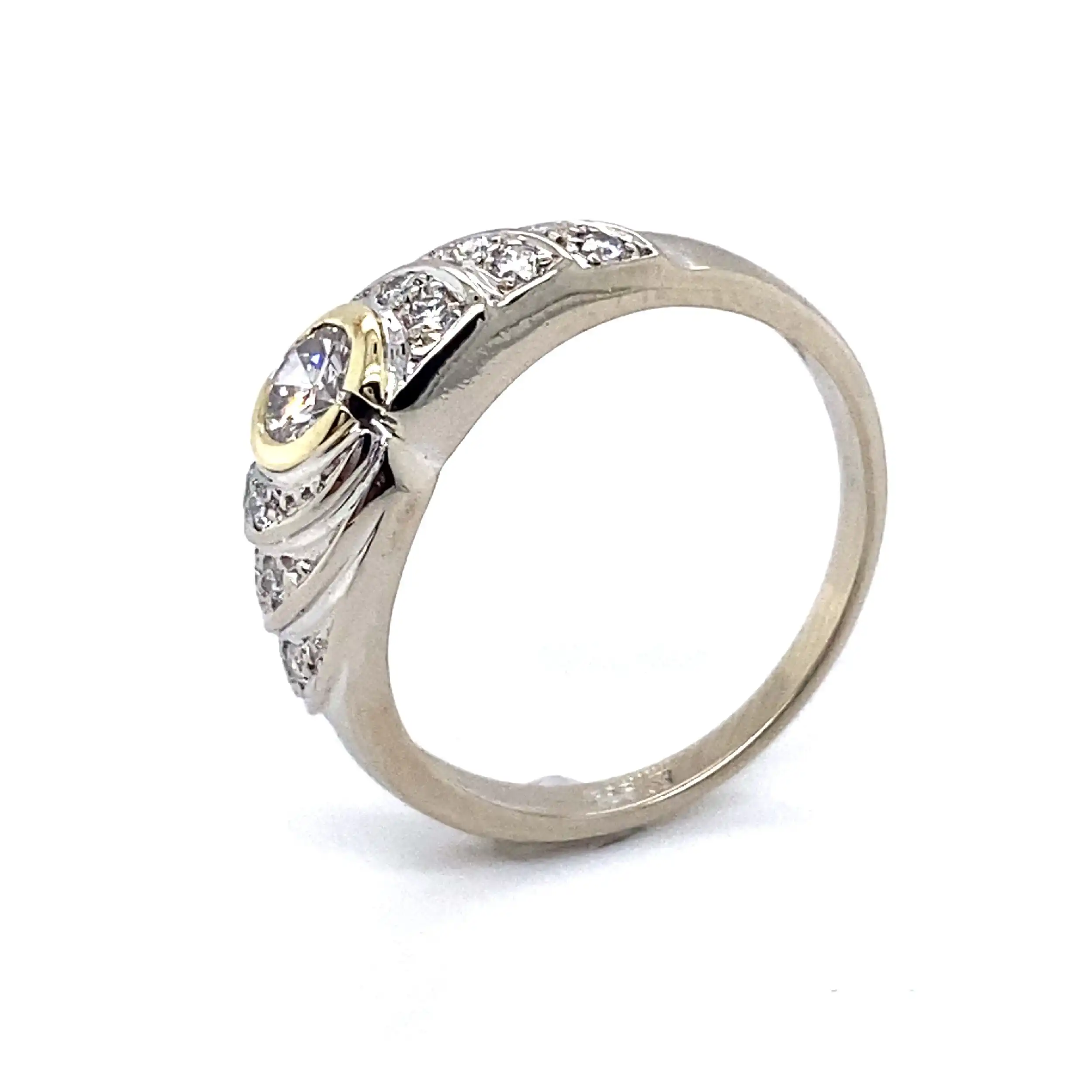 Ring Weißgold mit Solitär Brillant und Melee Brillanten, graviert mit 0,50ct Ring Weißgold mit Solitär Brillant und Melee Brillanten, graviert mit 0,50ct