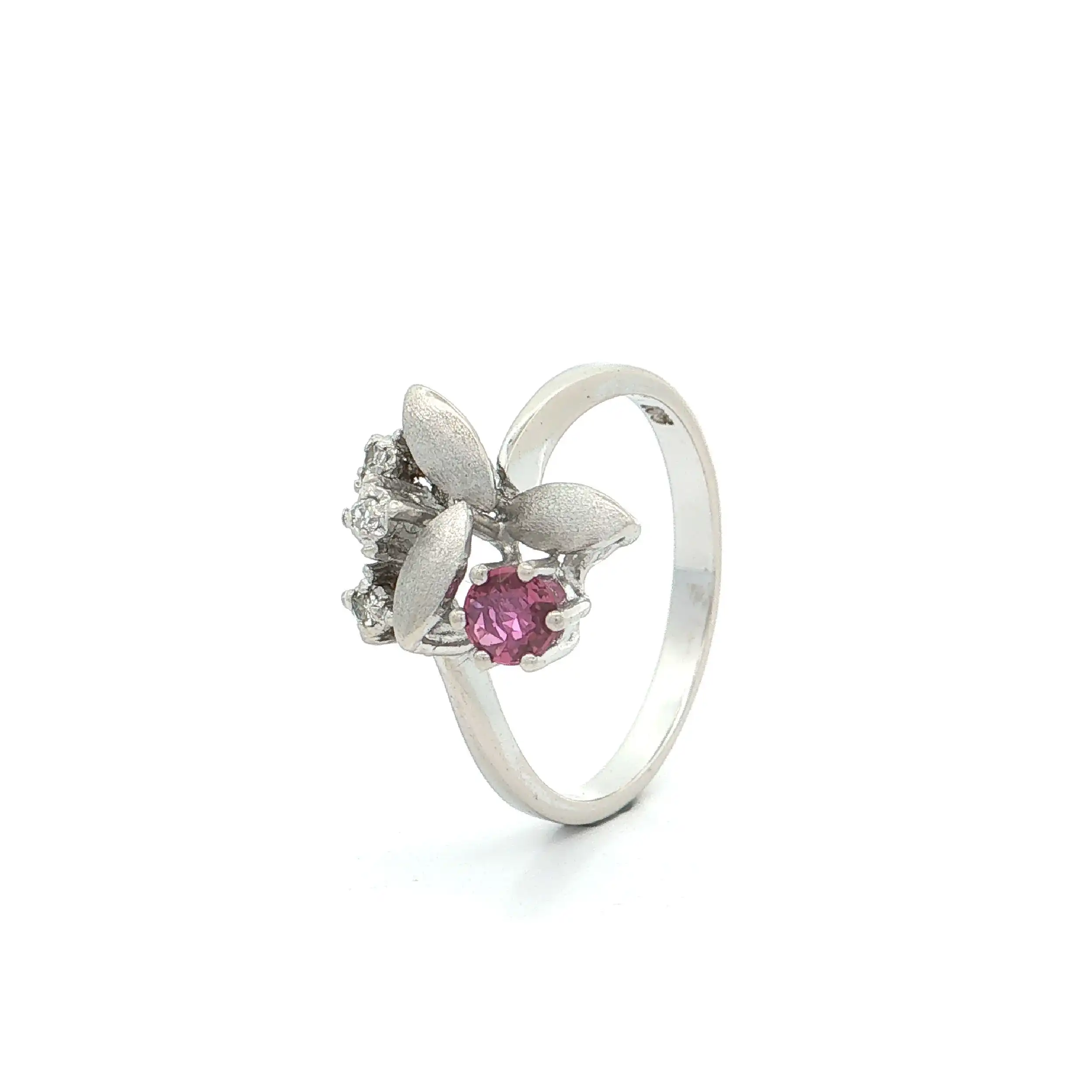 Ring Weißgold mit Rubin und Diamanten Ring Weißgold mit Rubin und Diamanten
