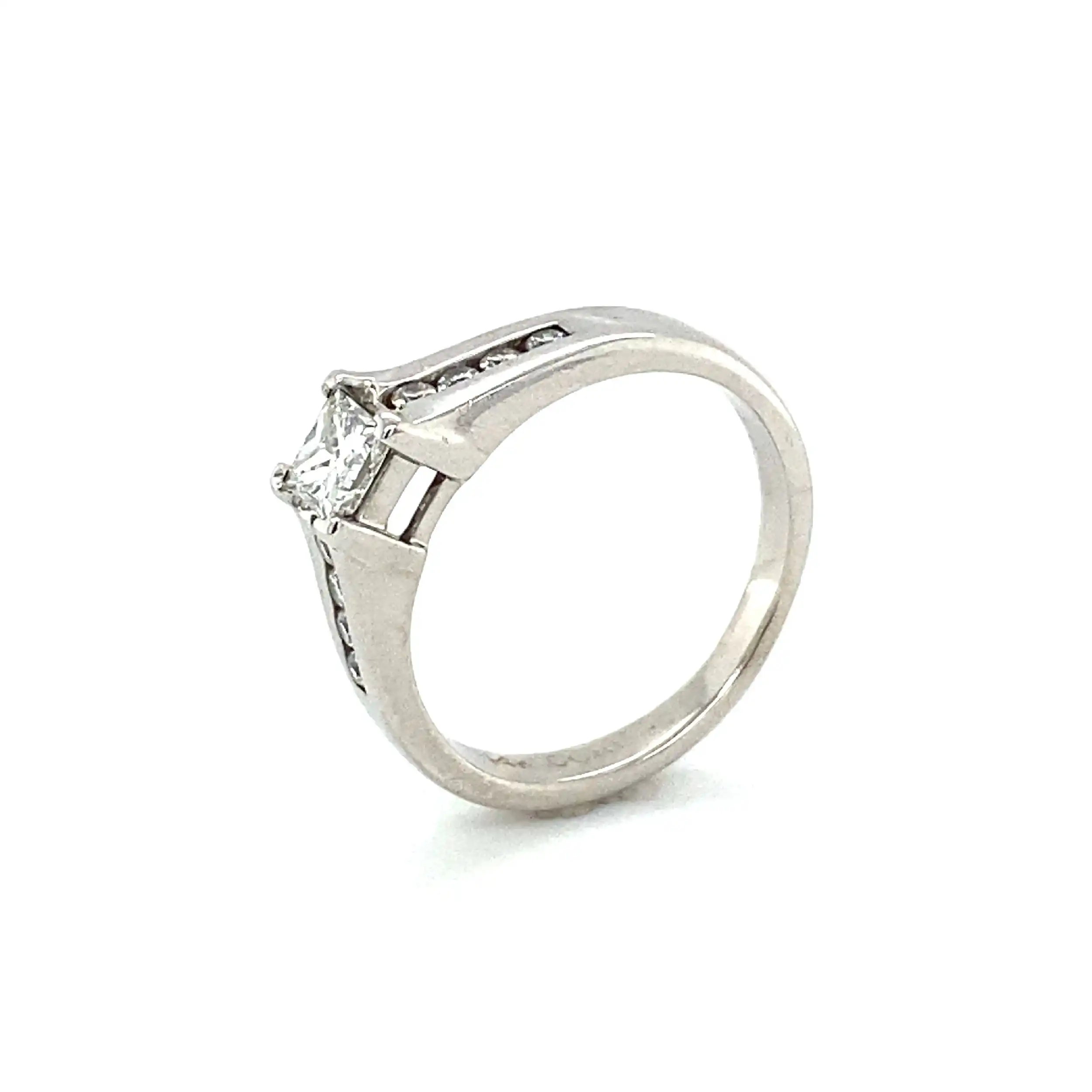 Ring Weißgold mit Brillanten und Diamant im Pincess-Cut Ring Weißgold mit Brillanten und Diamant im Pincess-Cut