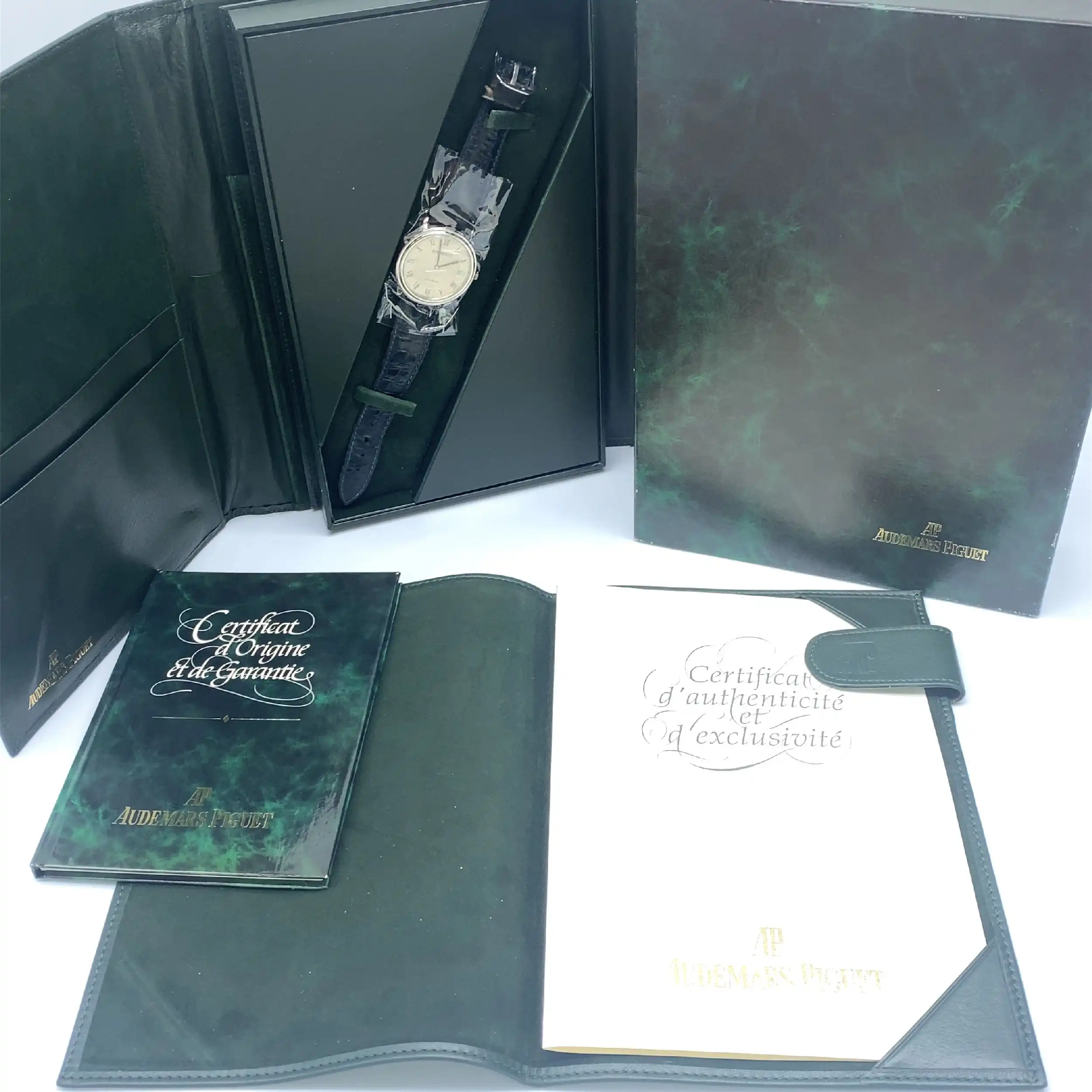 Herrenuhr Audemars Piguet Ultra Thin limitiert auf 120 Stück Ref. ST14995 Fullset - Revision 11/2023 Herrenuhr Audemars Piguet Ultra Thin limitiert auf 120 Stück Ref. ST14995 Fullset - Revision 11/2023