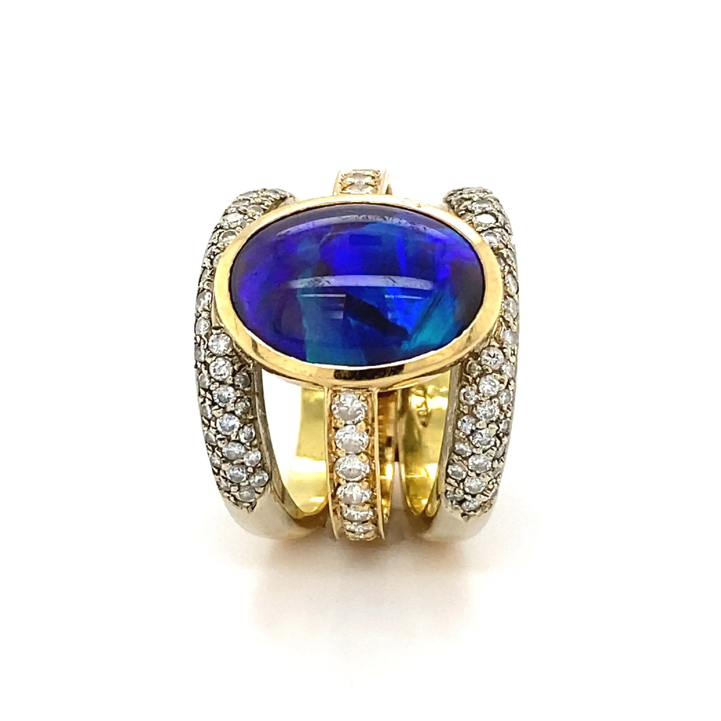 Ring Bicolor mit Brillanten und synthetischen Opal Cabochon Ring Bicolor mit Brillanten und synthetischen Opal Cabochon