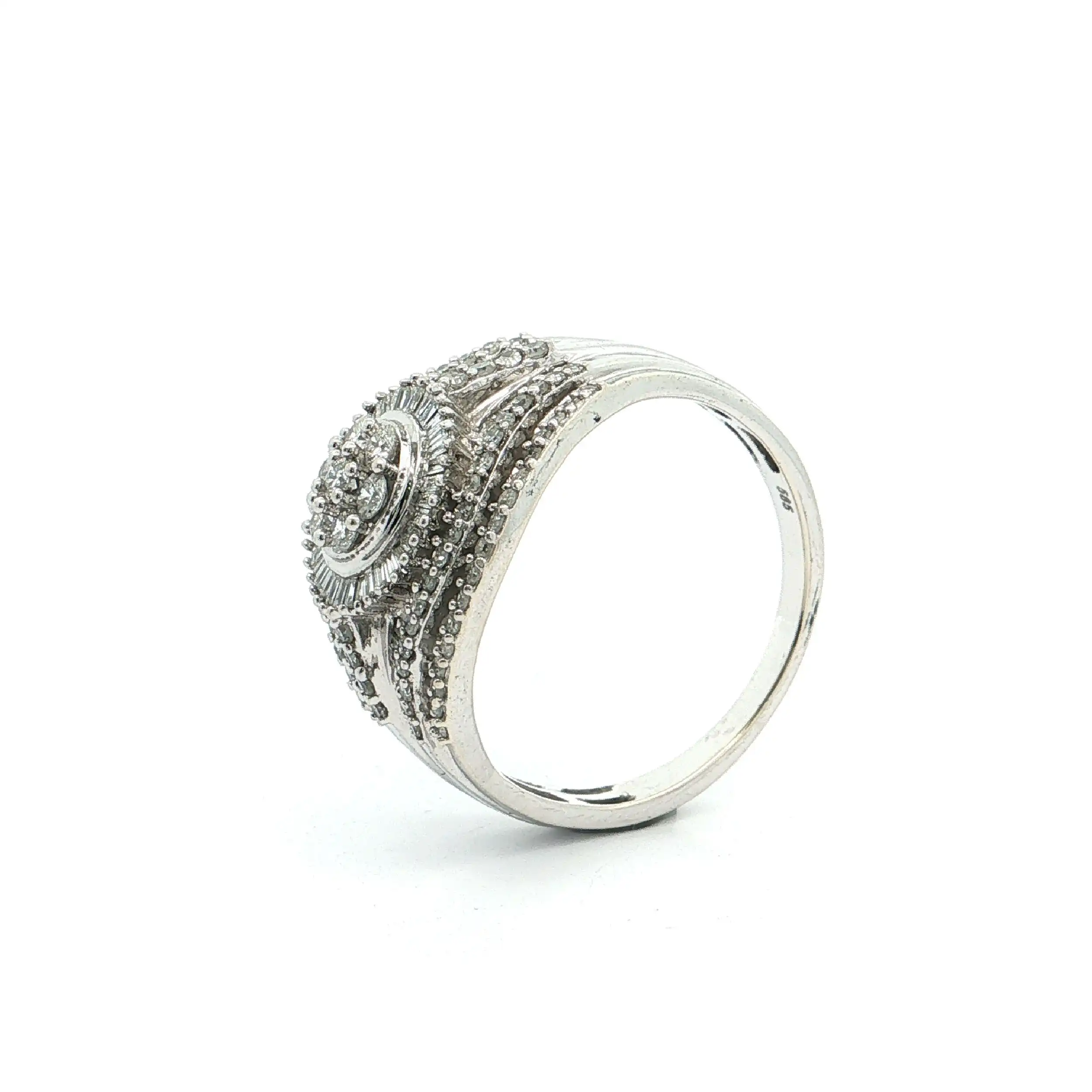 Ring WG mit Brillanten und Baguette Diamanten