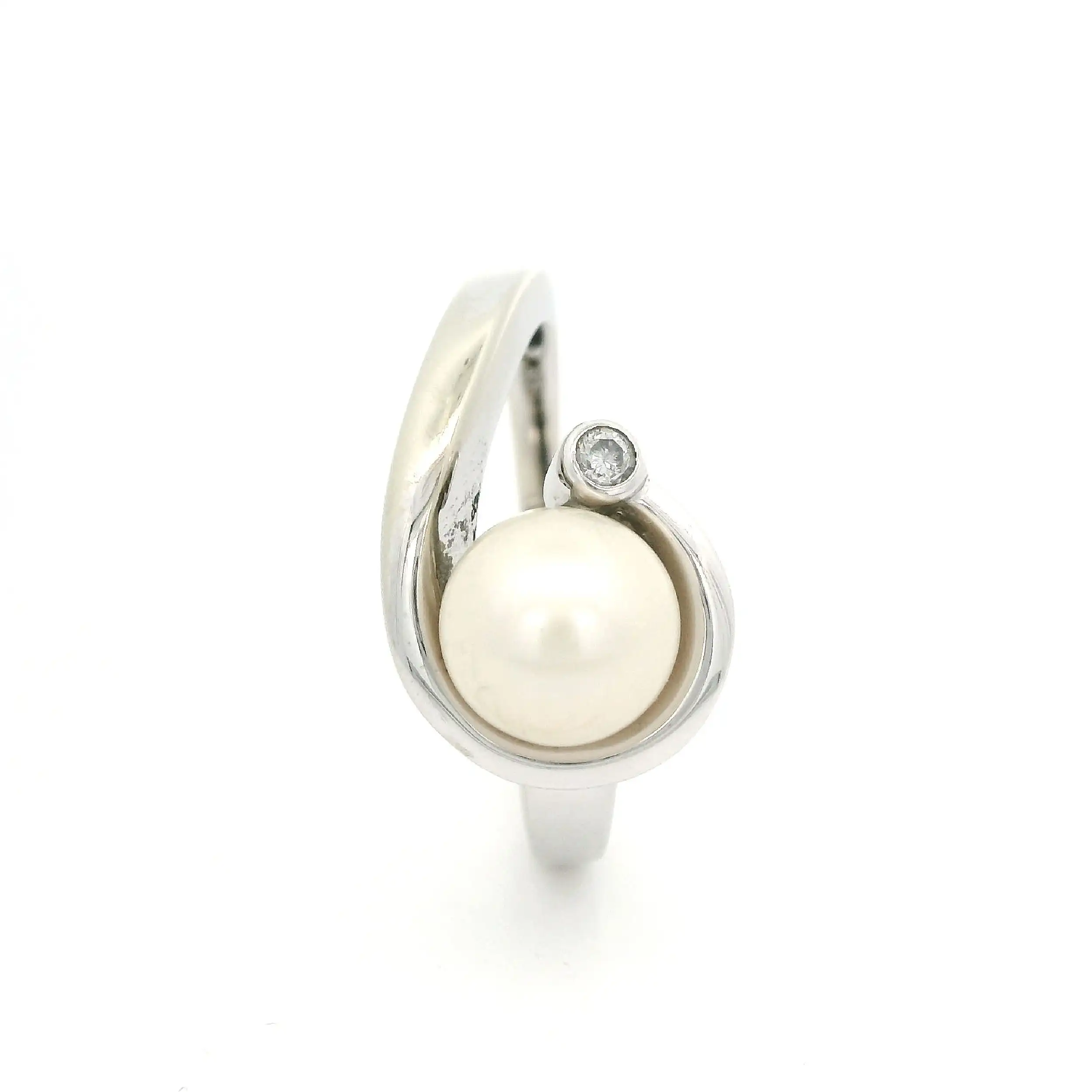 Ring Weißgold mit Brillant und Akoyaperle Ring Weißgold mit Brillant und Akoyaperle