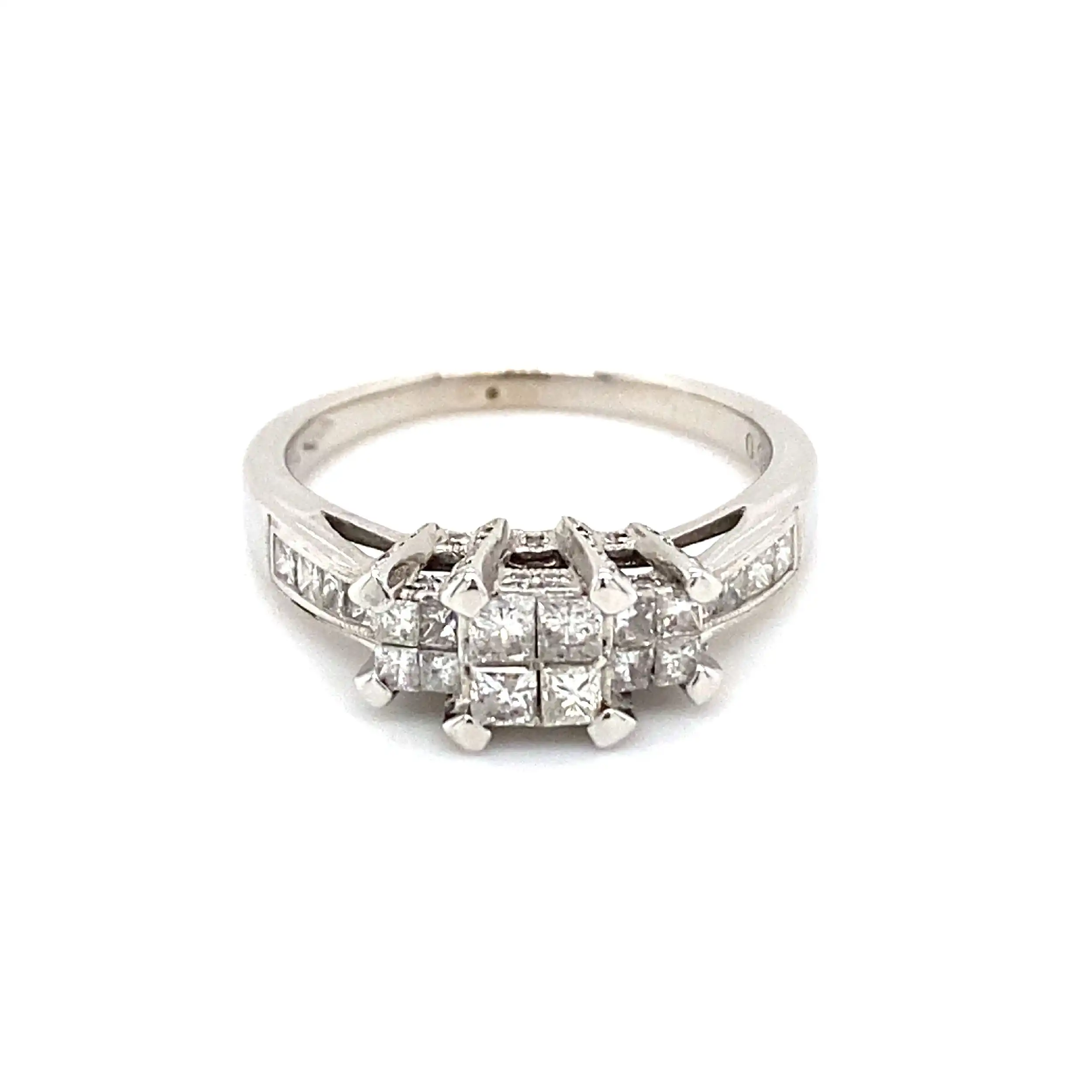 Ring Weißgold mit Carrée-Brillanten, graviert mit 0,95ct. Ring Weißgold mit Carrée-Brillanten, graviert mit 0,95ct.