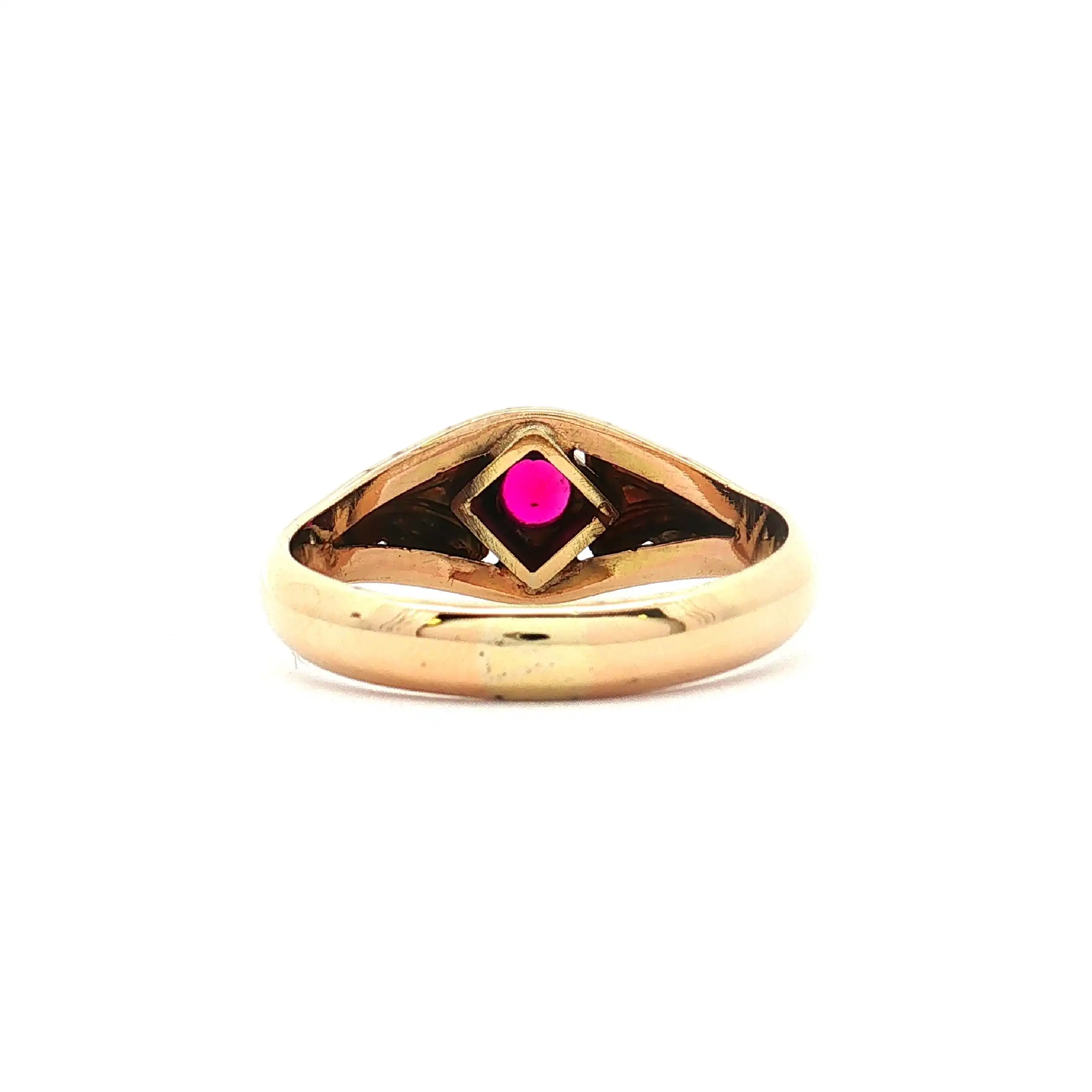Ring mit beschädigtem Rubin