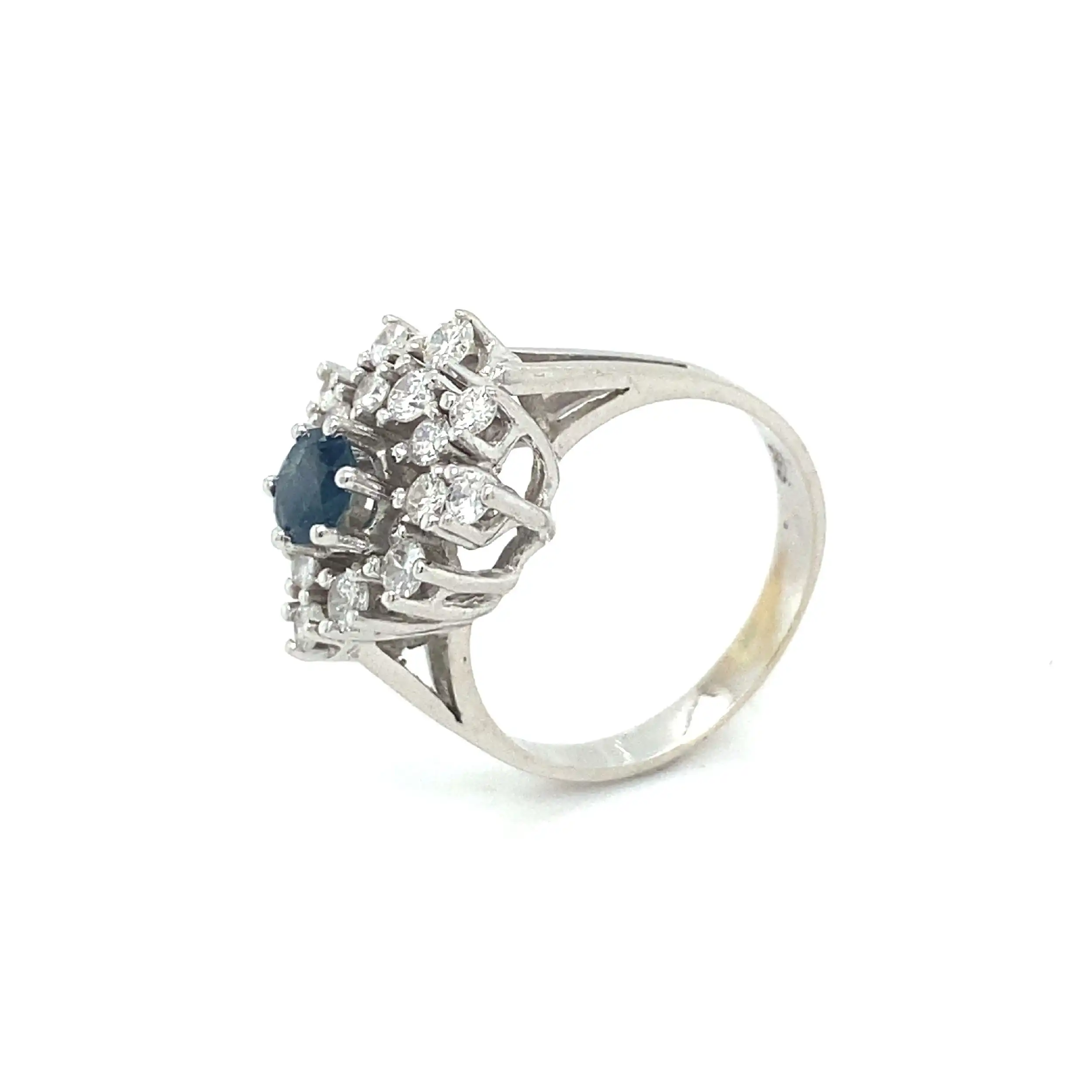 Ring Weißgold mit Saphir und Brillanten, graviert mit 0,64ct