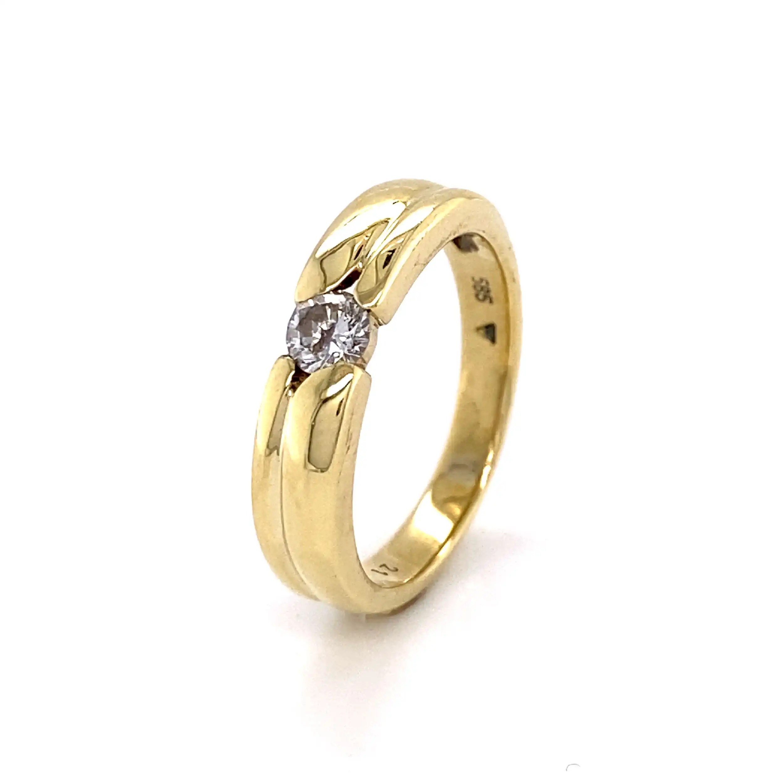 Ring Gelbgold mit Brillant, graviert mit 0,21ct. Ring Gelbgold mit Brillant, graviert mit 0,21ct.