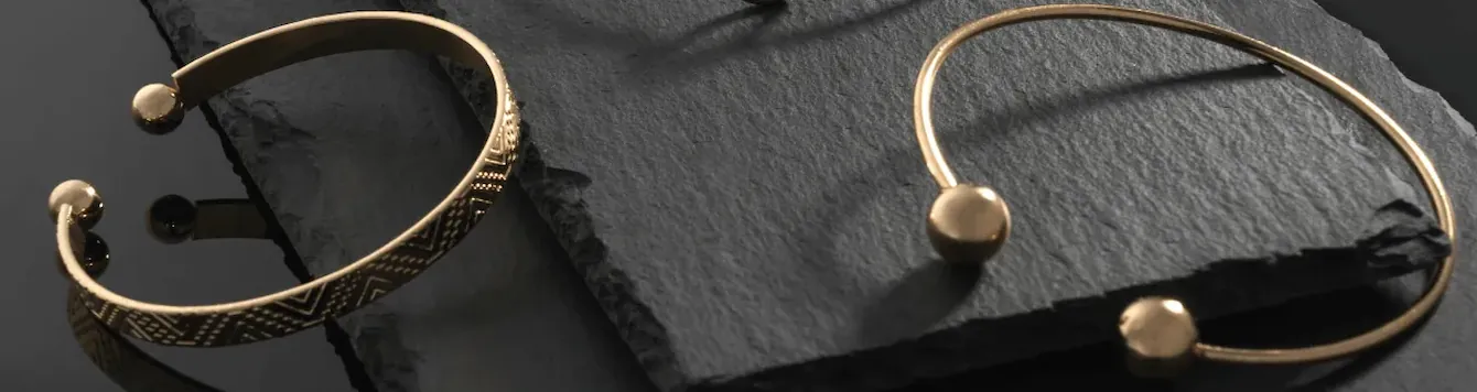 Zwei Armreifen auf Stein Zwei Armreifen auf Stein