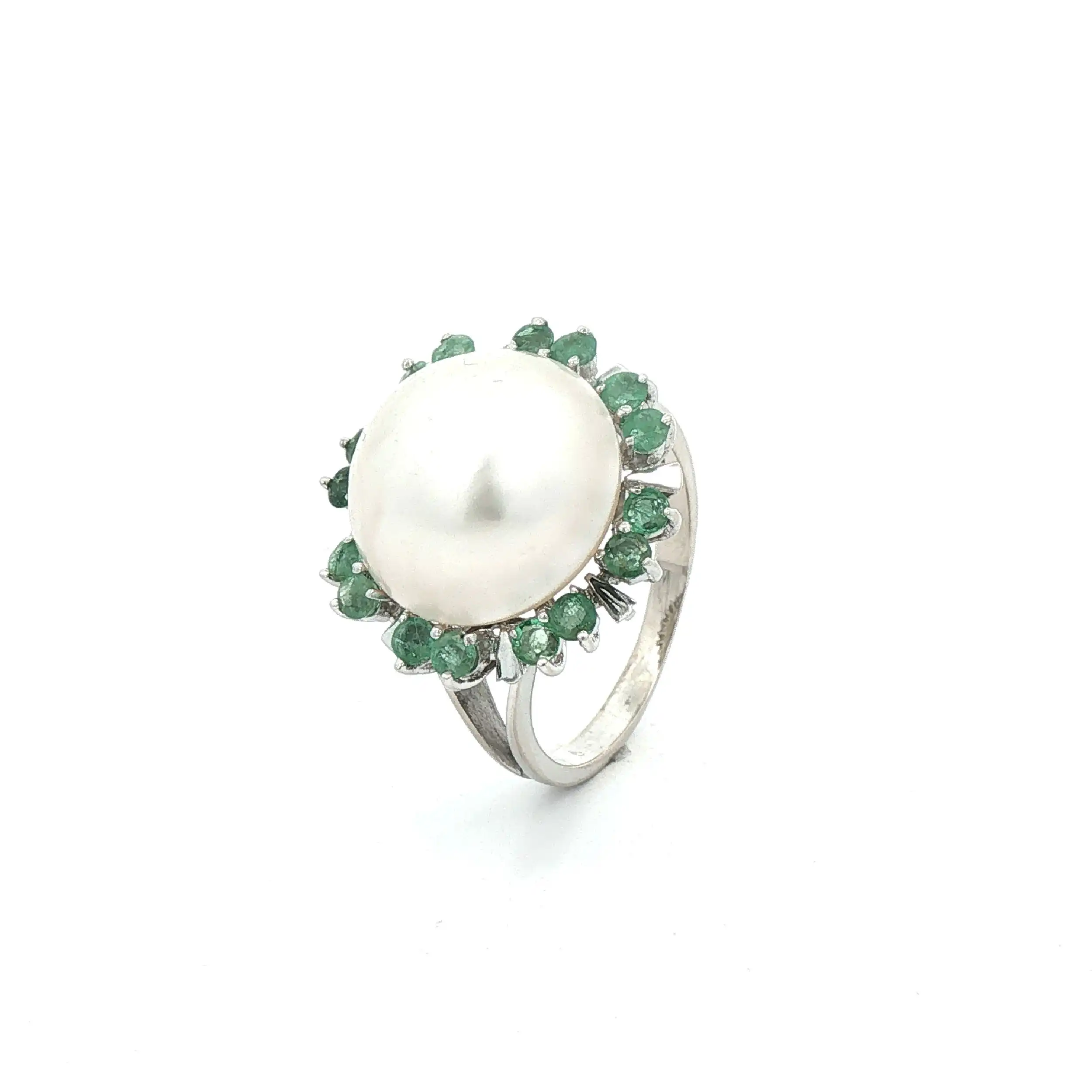 Ring Weißgold mit Mabe Perle und grünen Farbsteinen Ring Weißgold mit Mabe Perle und grünen Farbsteinen