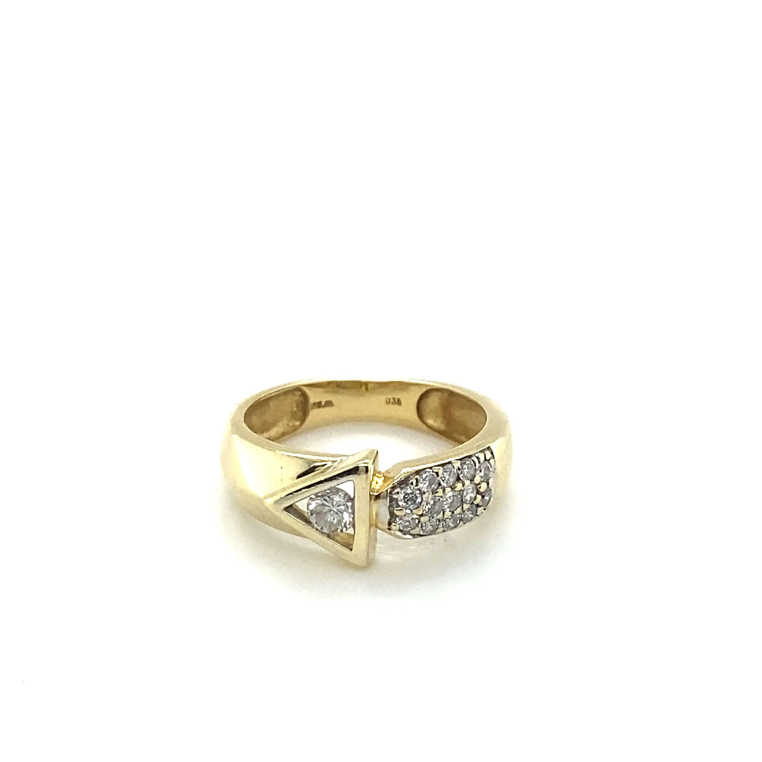 Ring Gelbgold mit Brillanten, graviert mit 0,35ct. Ring Gelbgold mit Brillanten, graviert mit 0,35ct.