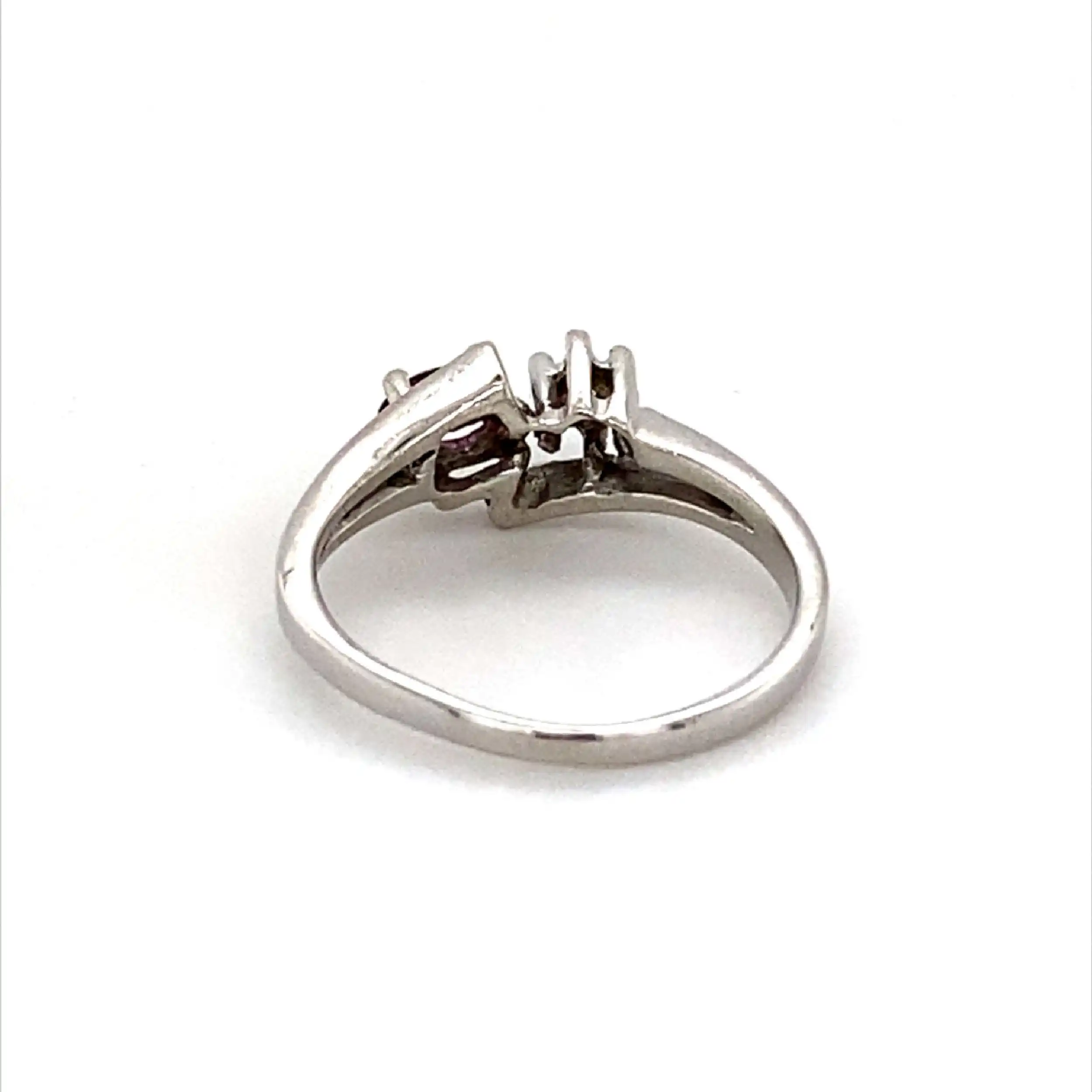 Ring Weißgold mit Synthetischen Korund und Diamanten Ring Weißgold mit Synthetischen Korund und Diamanten