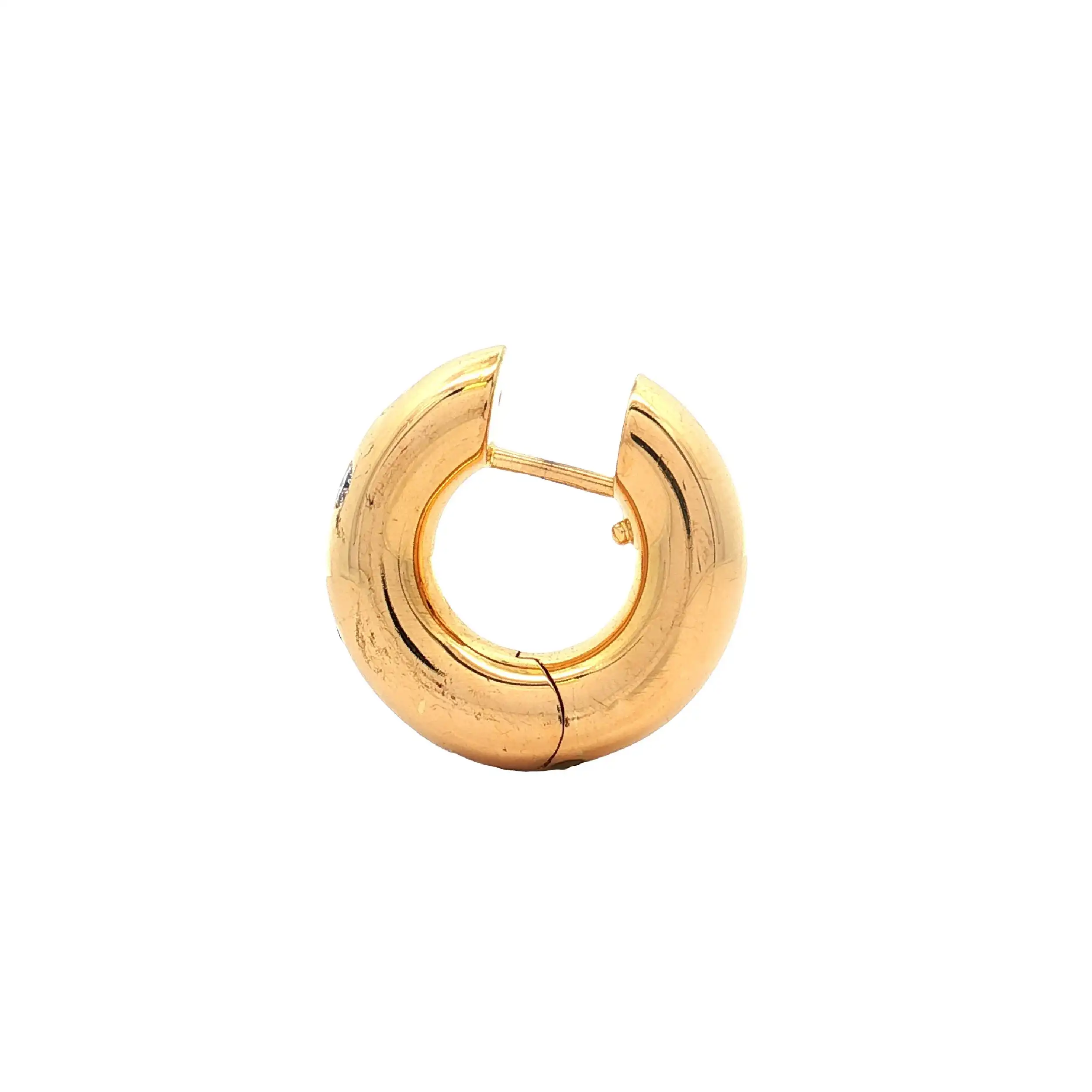Einzelne Creole Gelbgold mit Brillanten, graviert mit 0,13ct Einzelne Creole Gelbgold mit Brillanten, graviert mit 0,13ct