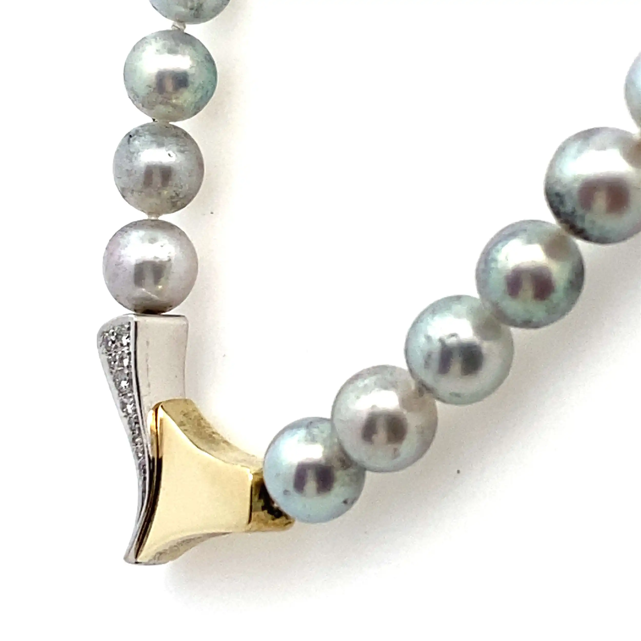 Perlenkette mit Gelbgold Verschluß und Brillantbesatz Perlenkette mit Gelbgold Verschluß und Brillantbesatz