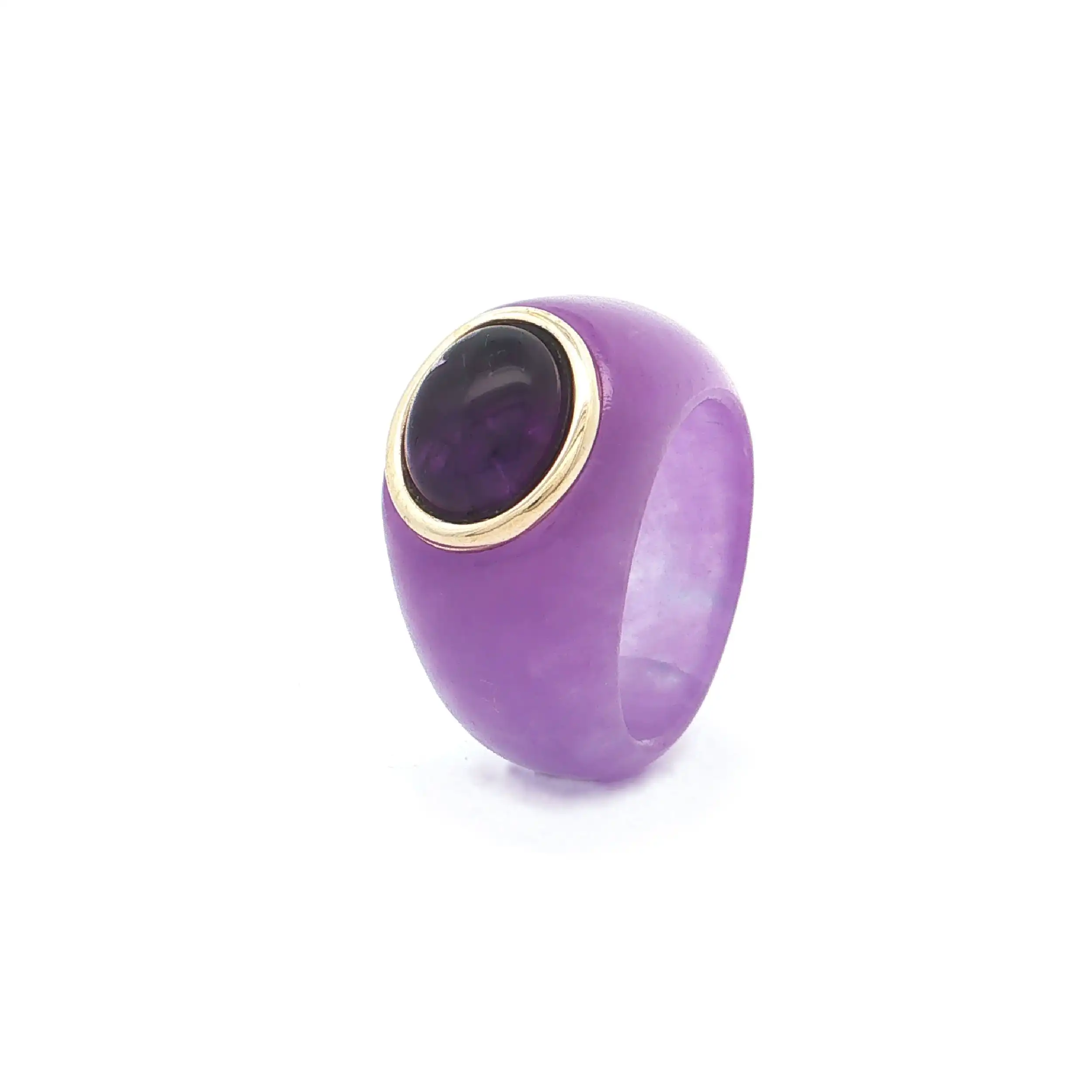 Ring aus lavendelfarbener Jade mit Gelbgold Fassung und Amethyst Cabochon Ring aus lavendelfarbener Jade mit Gelbgold Fassung und Amethyst Cabochon