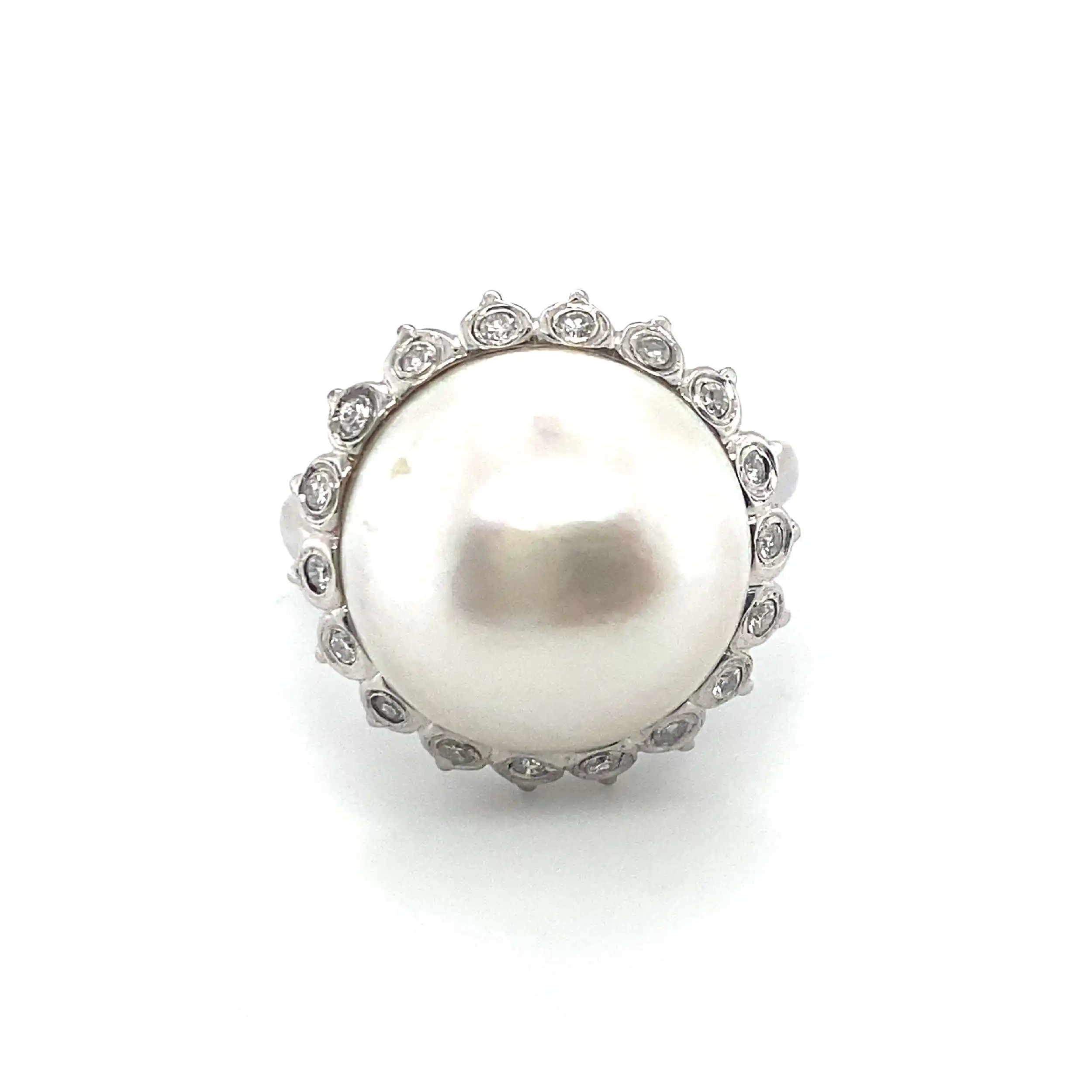 Ring Weißgold mit Marbé-Perle und 18 Diamanten Ring Weißgold mit Marbé-Perle und 18 Diamanten