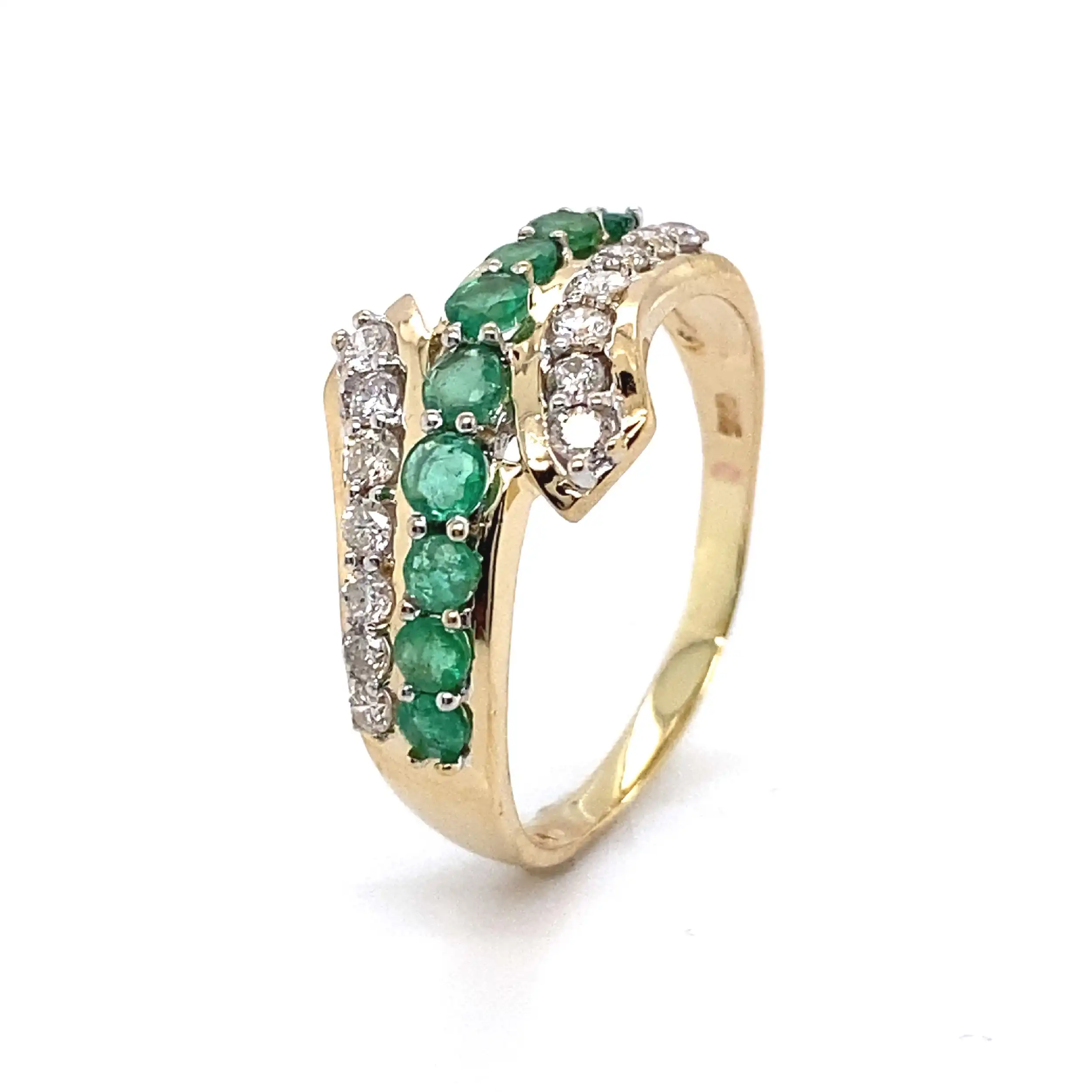Ring Gelbgold mit Brillanten und grünen Farbsteinen Ring Gelbgold mit Brillanten und grünen Farbsteinen