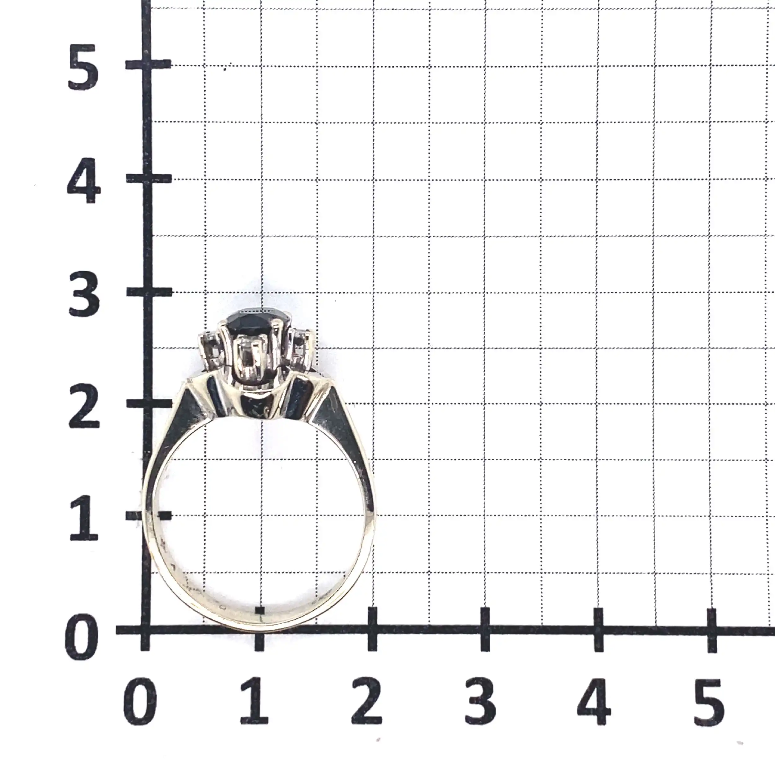 Ring Weißgold mit grünem Stein und Brillanten, graviert mit 0,16ct Ring Weißgold mit grünem Stein und Brillanten, graviert mit 0,16ct