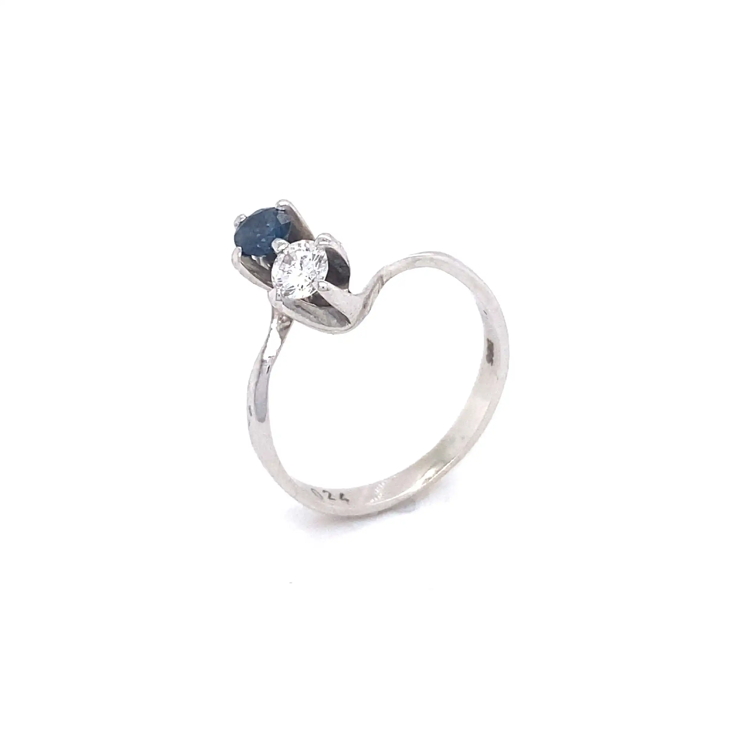 Ring Weißgold mit Saphir und Brillant, graviert mit 0,24ct. Ring Weißgold mit Saphir und Brillant, graviert mit 0,24ct.
