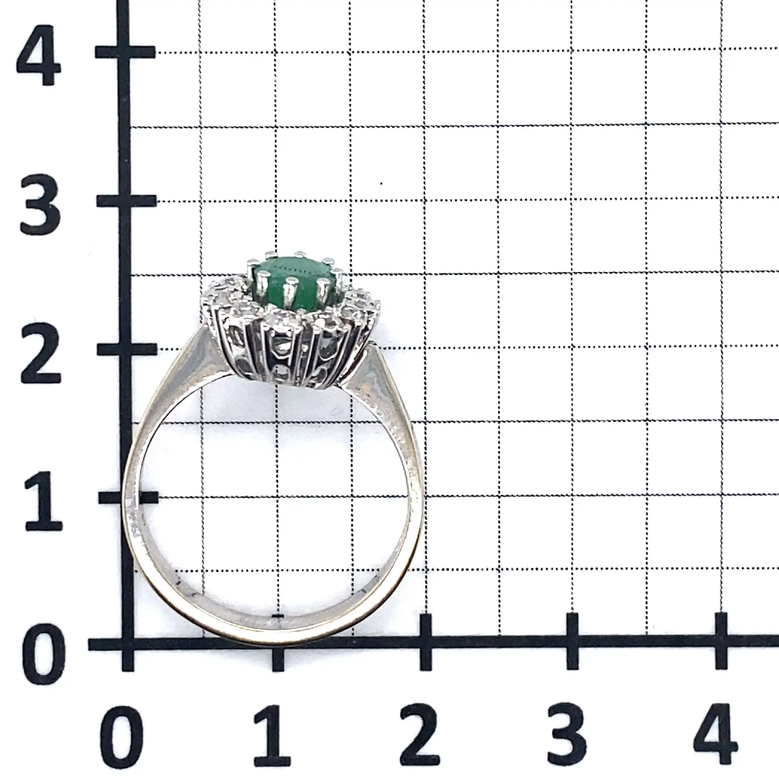 Ring Weißgold mit Smaragd und Brillanten, graviert mit 0,18ct Ring Weißgold mit Smaragd und Brillanten, graviert mit 0,18ct