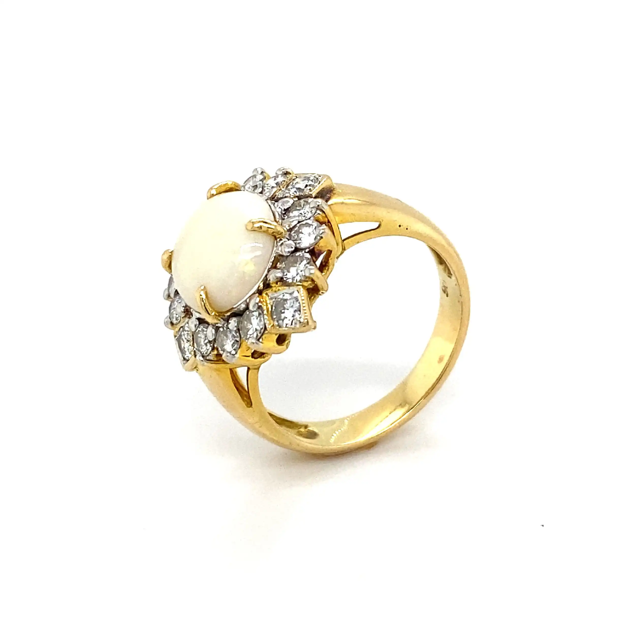 Ring Gelbgold mit Brillanten und weißen Opal, 0,9ct graviert Ring Gelbgold mit Brillanten und weißen Opal, 0,9ct graviert
