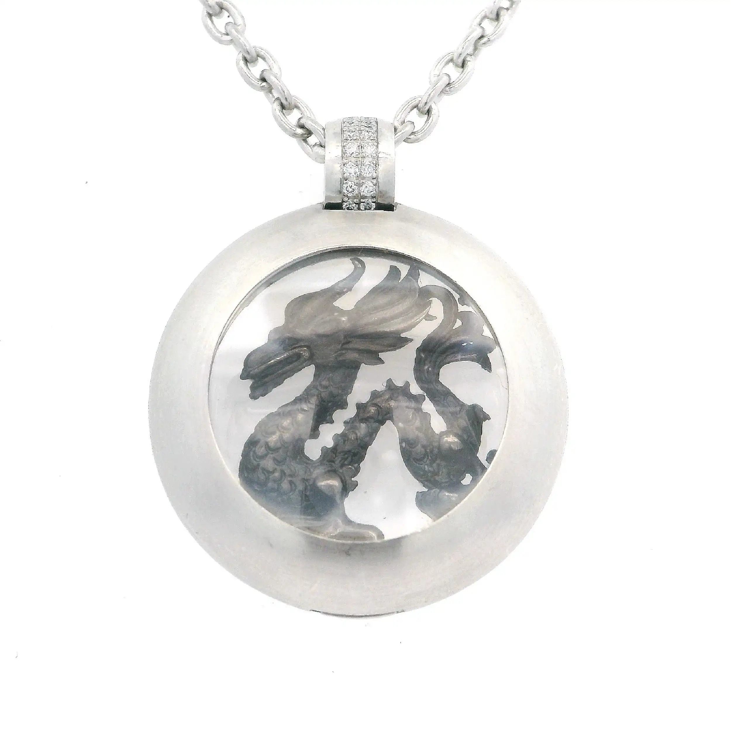 Kette mit Anhänger und Drachenrelieff Jörg Kaiser Kette mit Anhänger und Drachenrelieff Jörg Kaiser