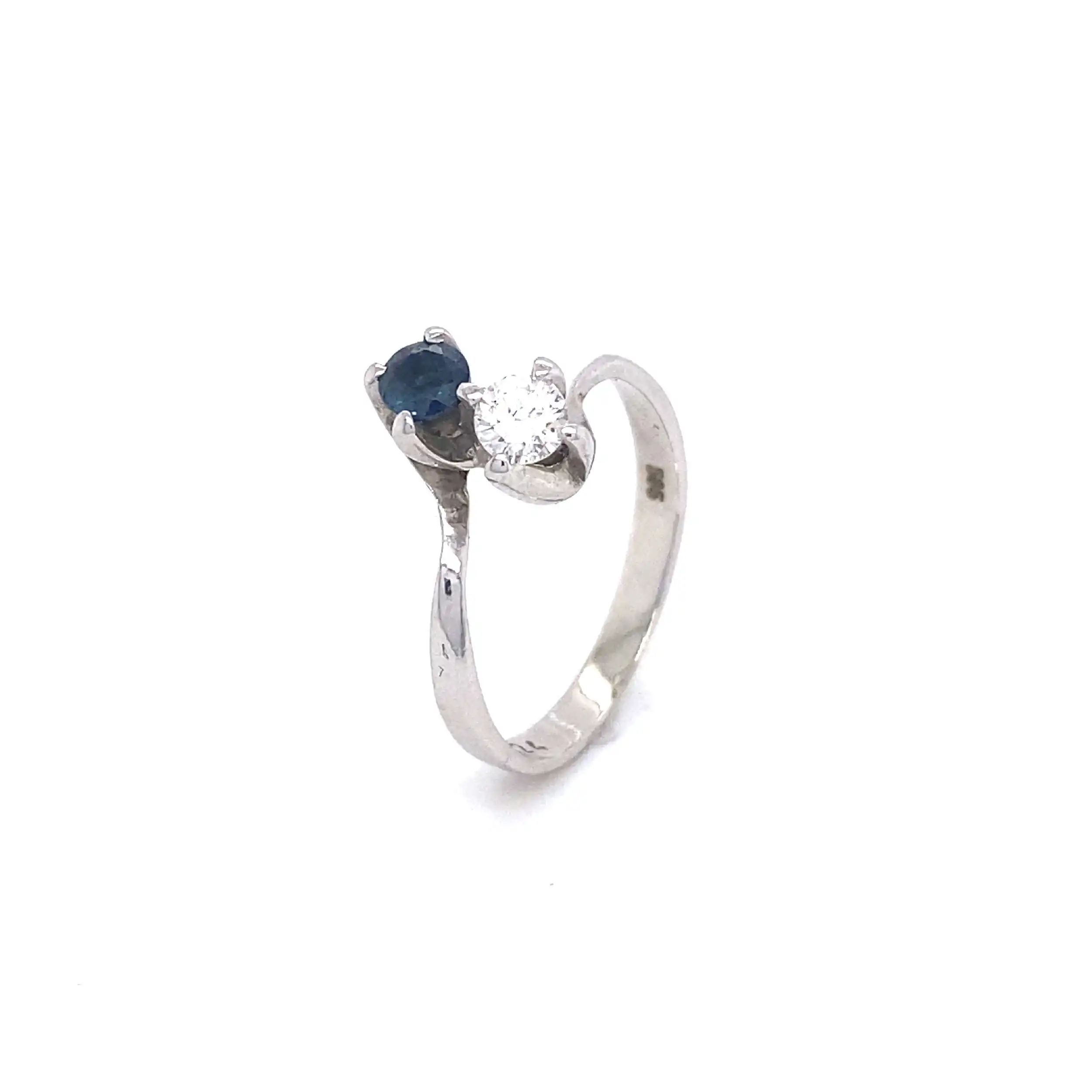 Ring Weißgold mit Saphir und Brillant, graviert mit 0,24ct. Ring Weißgold mit Saphir und Brillant, graviert mit 0,24ct.