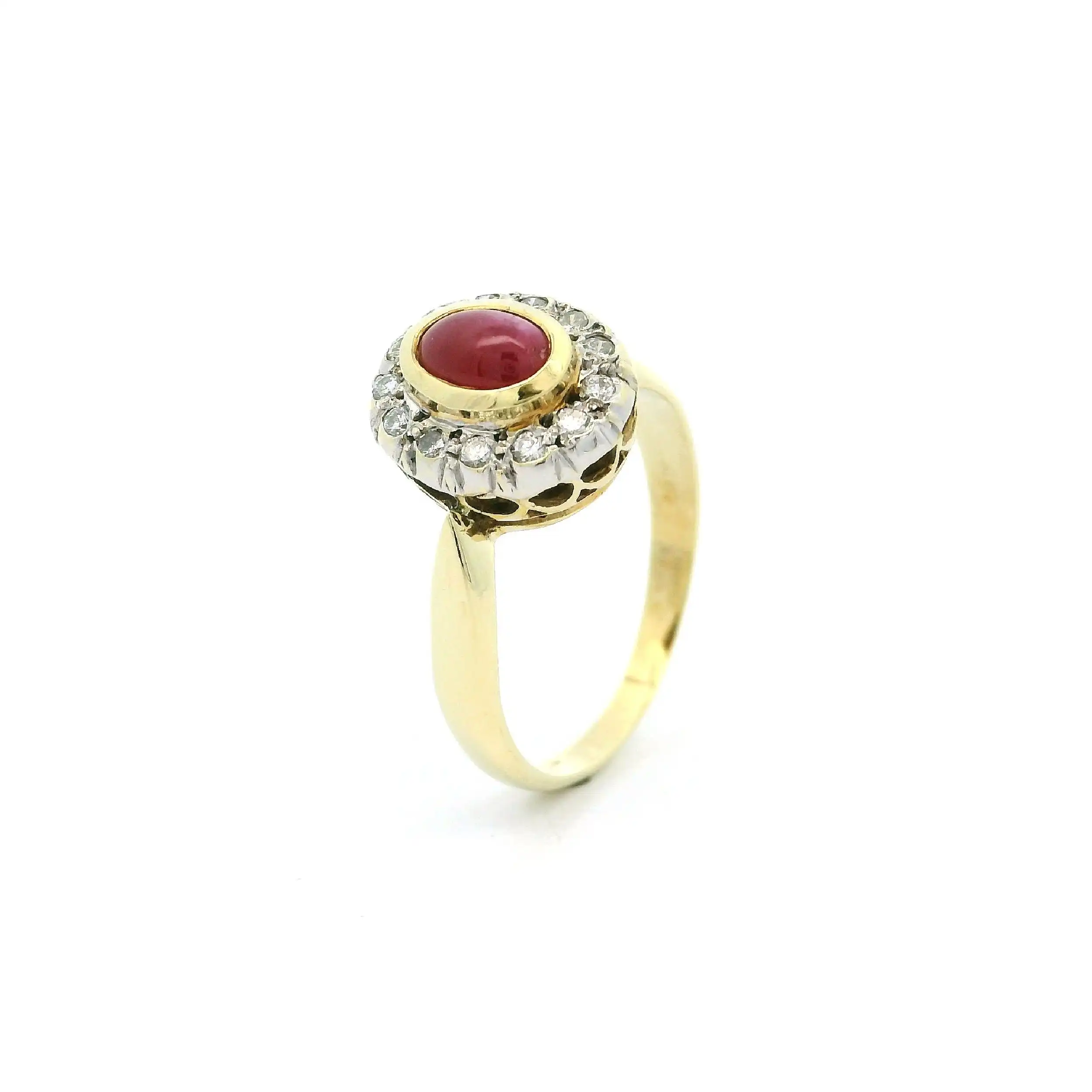 Ring Gelbgold mit Rubin Cabochon & Brillanten Ring Gelbgold mit Rubin Cabochon & Brillanten