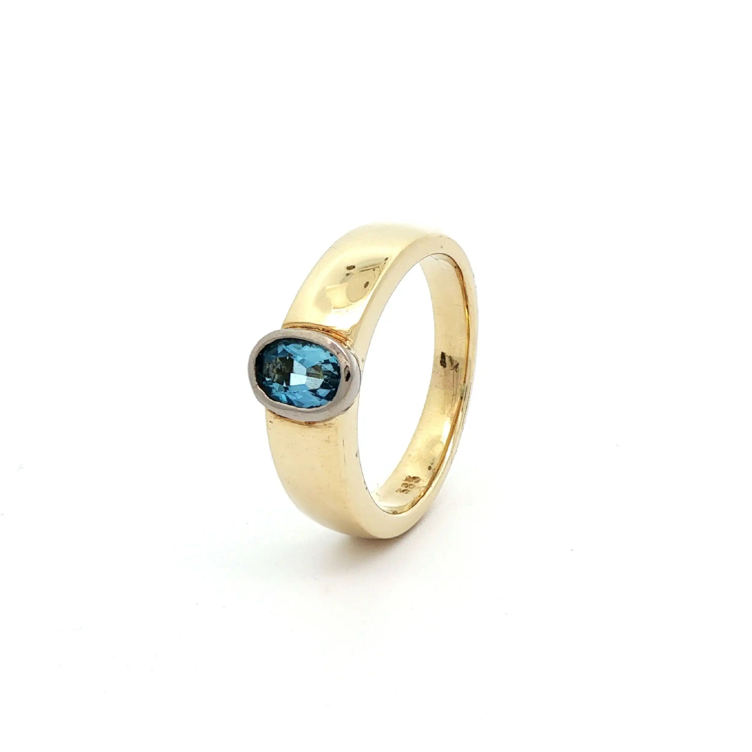 Ring Gelbgold mit hellblauem Farbstein Ring Gelbgold mit hellblauem Farbstein