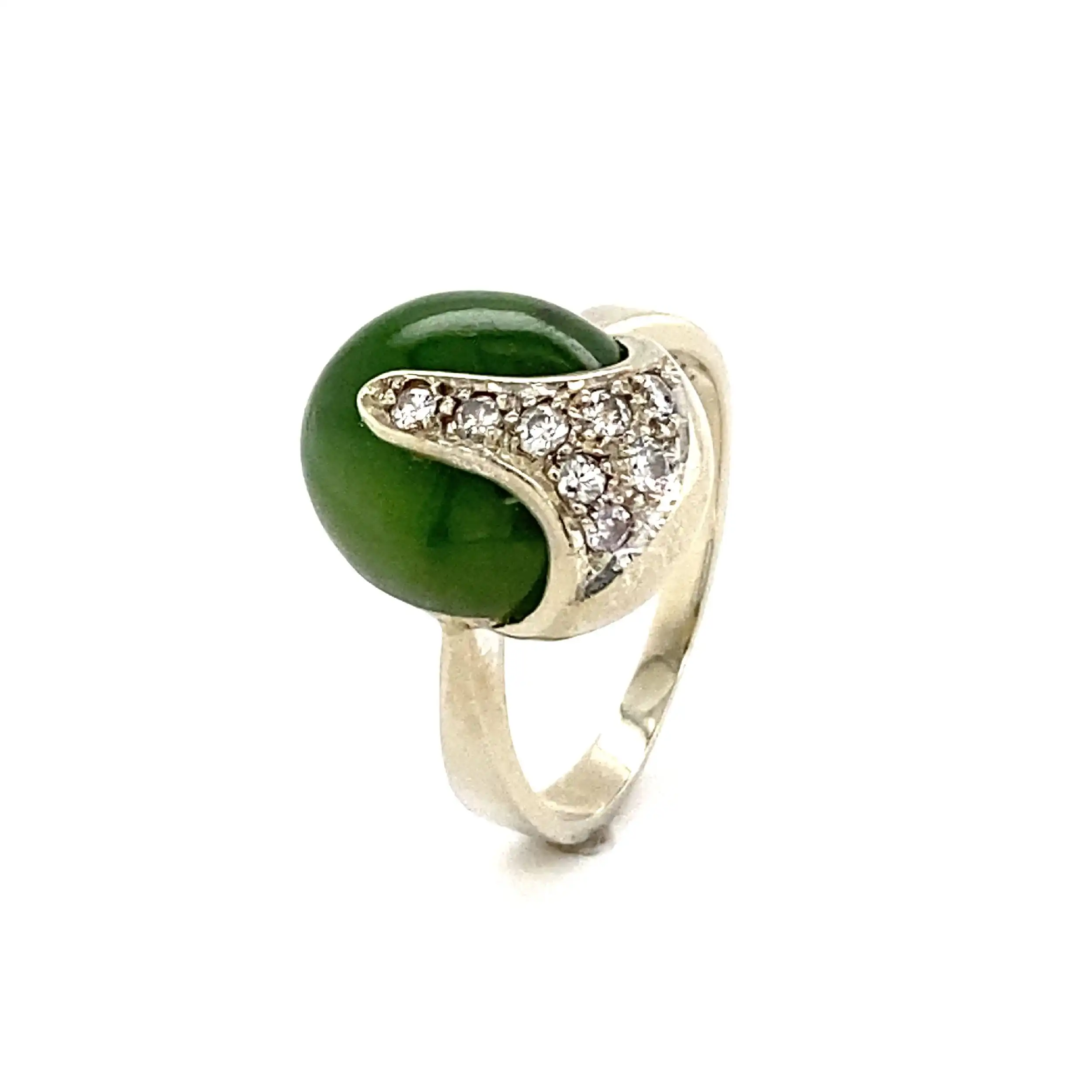 Ring Weißgold mit Nephrit Jade & Brillanten, graviert mit 0,20ct. Ring Weißgold mit Nephrit Jade & Brillanten, graviert mit 0,20ct.
