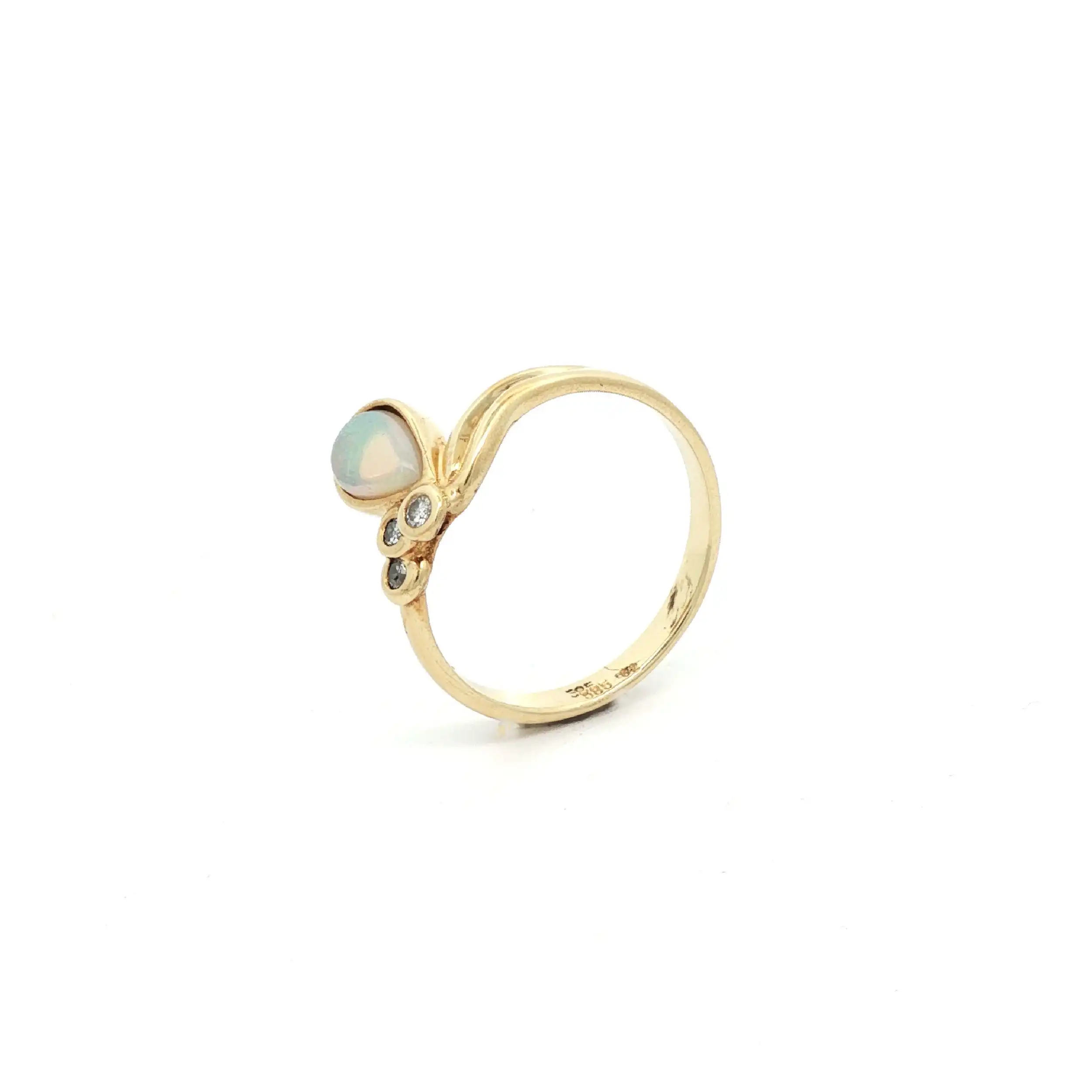 Ring Gelbgold mit Opal und Diamanten Ring Gelbgold mit Opal und Diamanten