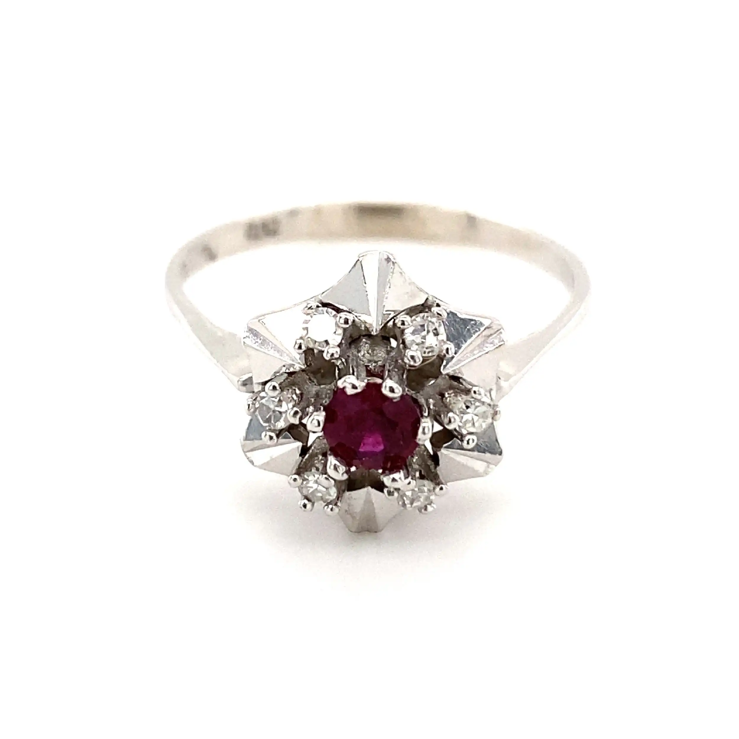 Ring Weißgold mit Rubin & Diamanten, graviert mit 0,12ct. Ring Weißgold mit Rubin & Diamanten, graviert mit 0,12ct.