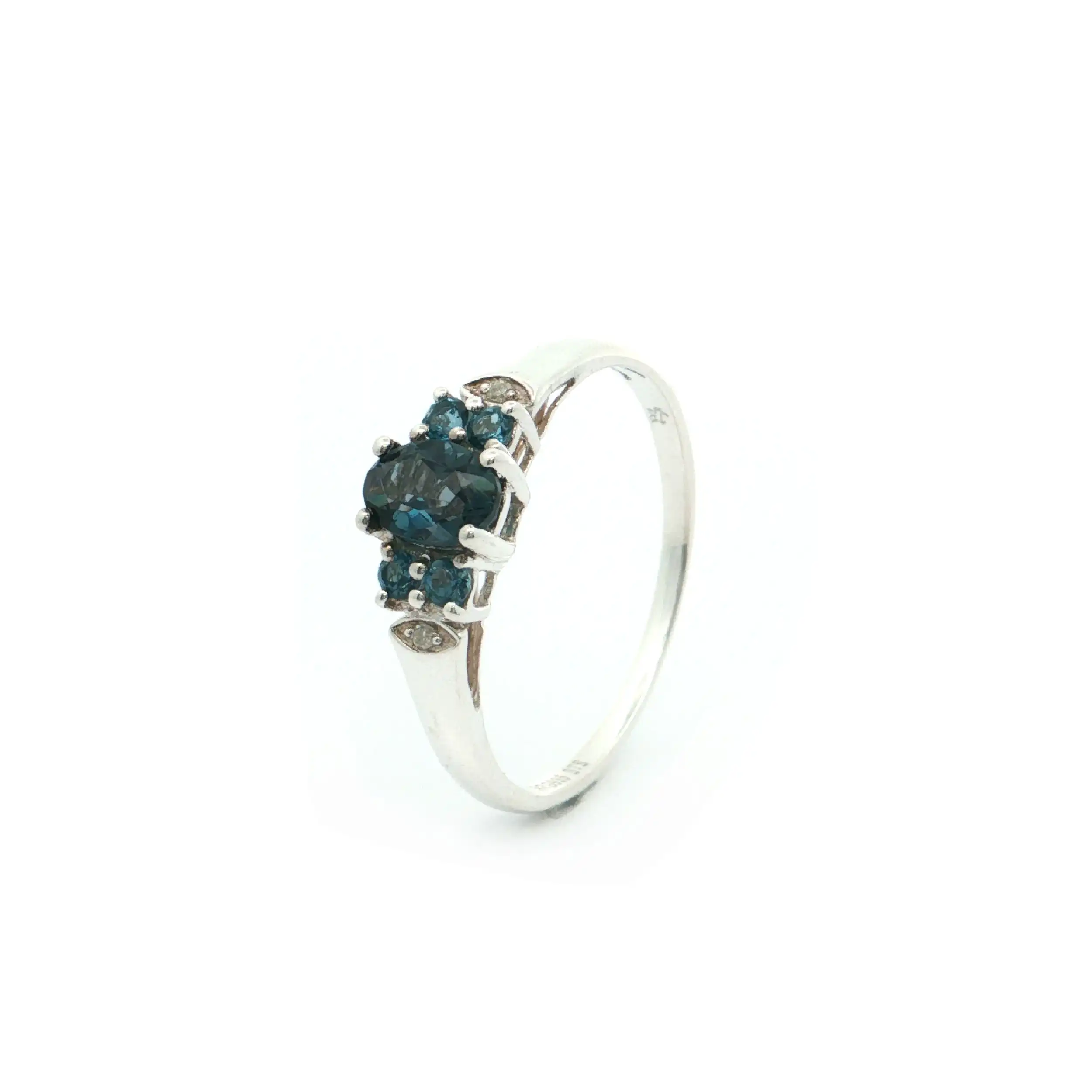 Ring mit Blautopas und Diamanten