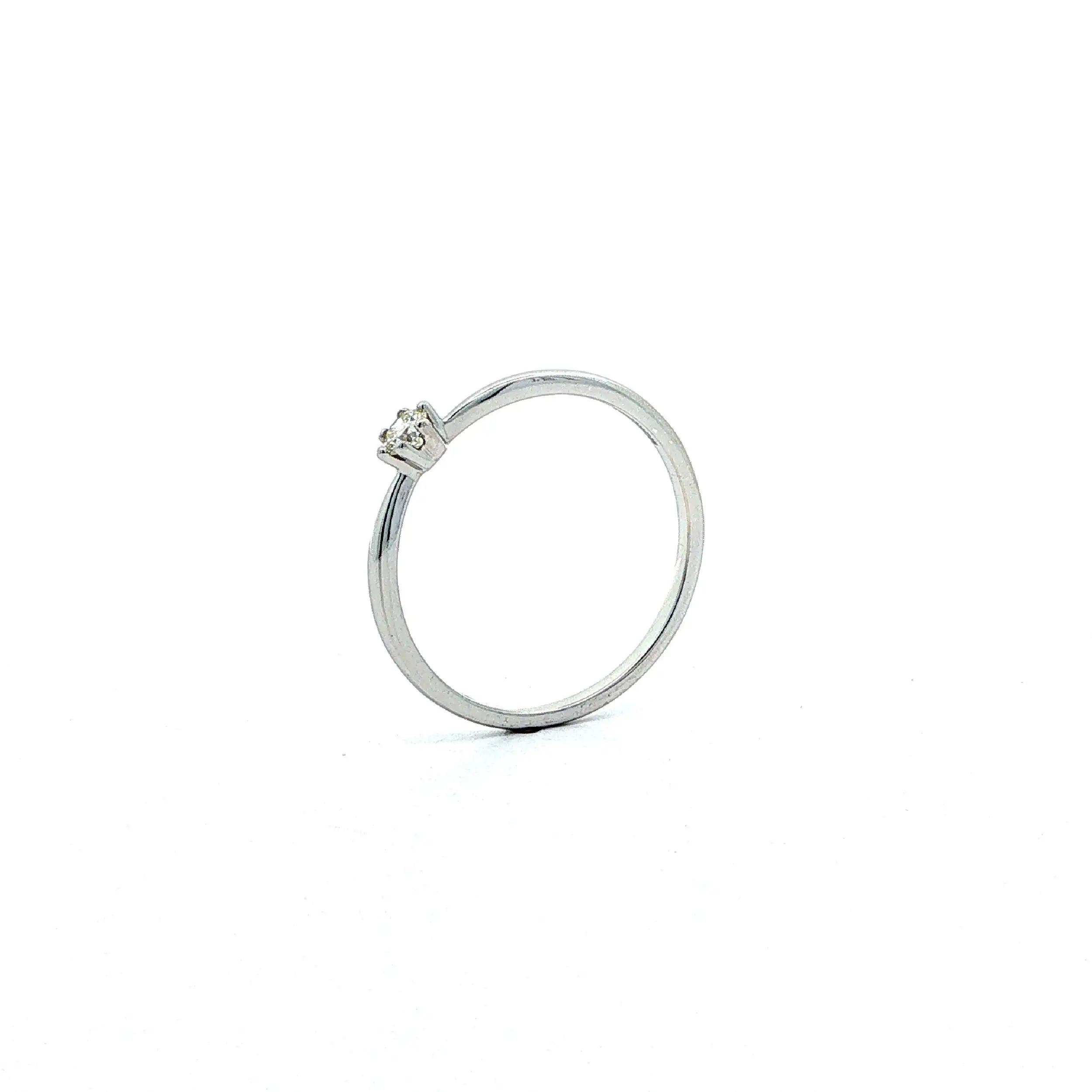 Ring Weißgold mit Brillant, graviert mit 0,10ct. W/LR mit Zertifikat Ring Weißgold mit Brillant, graviert mit 0,10ct. W/LR mit Zertifikat