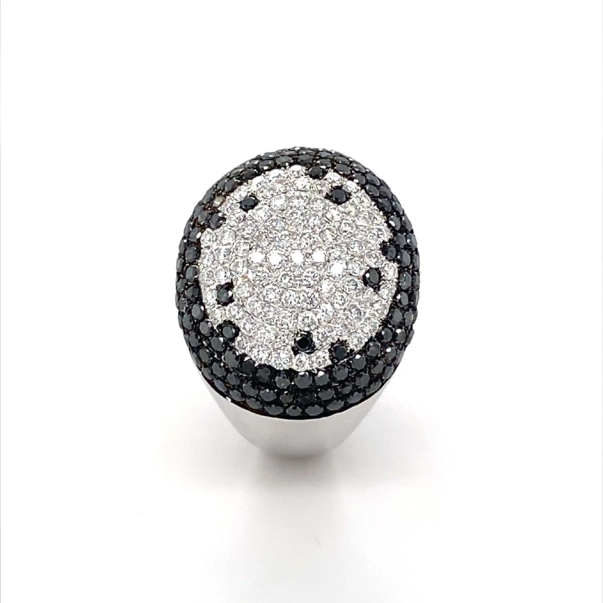 Ring Weißgold mit schwarzen und weißen Brillanten Ring Weißgold mit schwarzen und weißen Brillanten