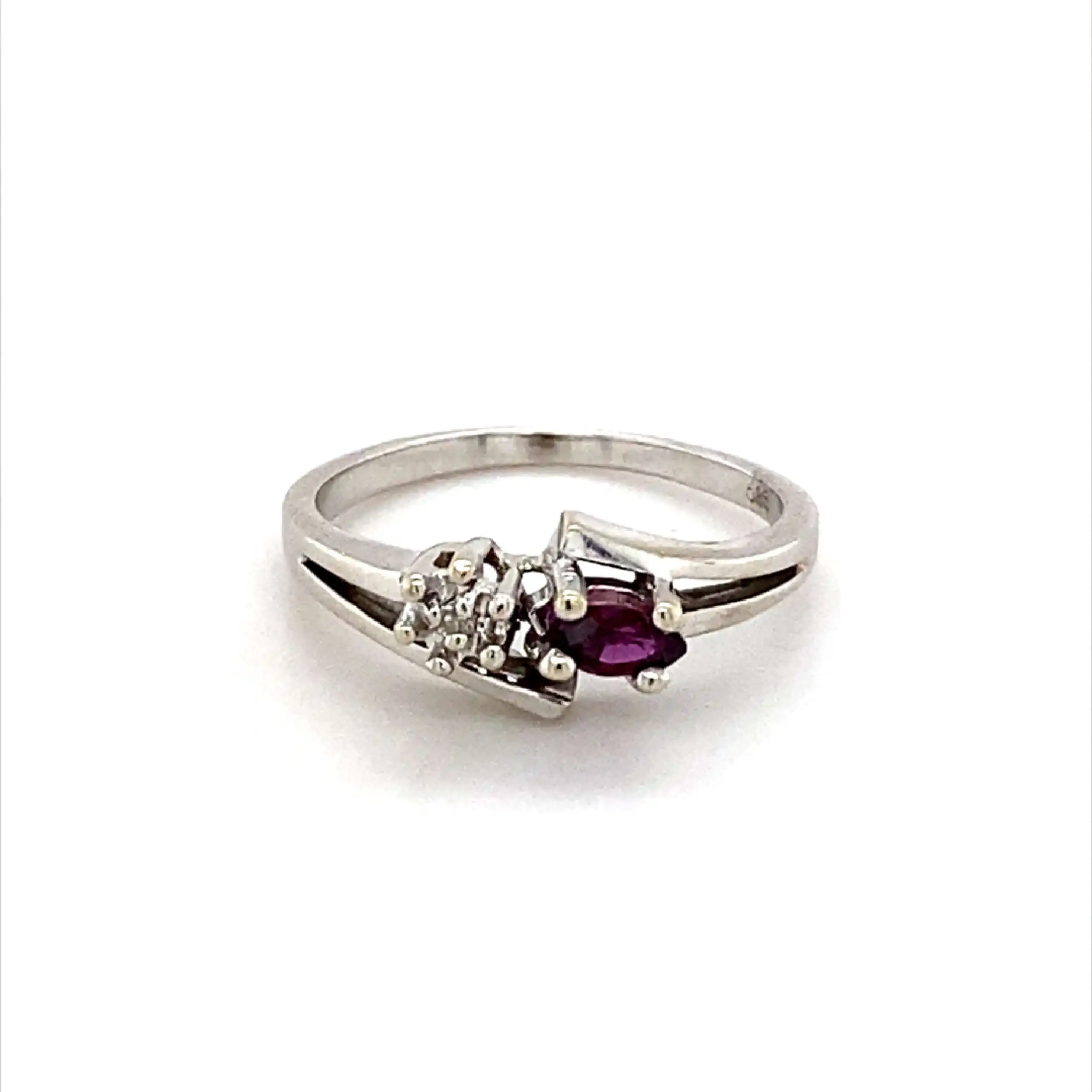 Ring Weißgold mit Synthetischen Korund und Diamanten Ring Weißgold mit Synthetischen Korund und Diamanten