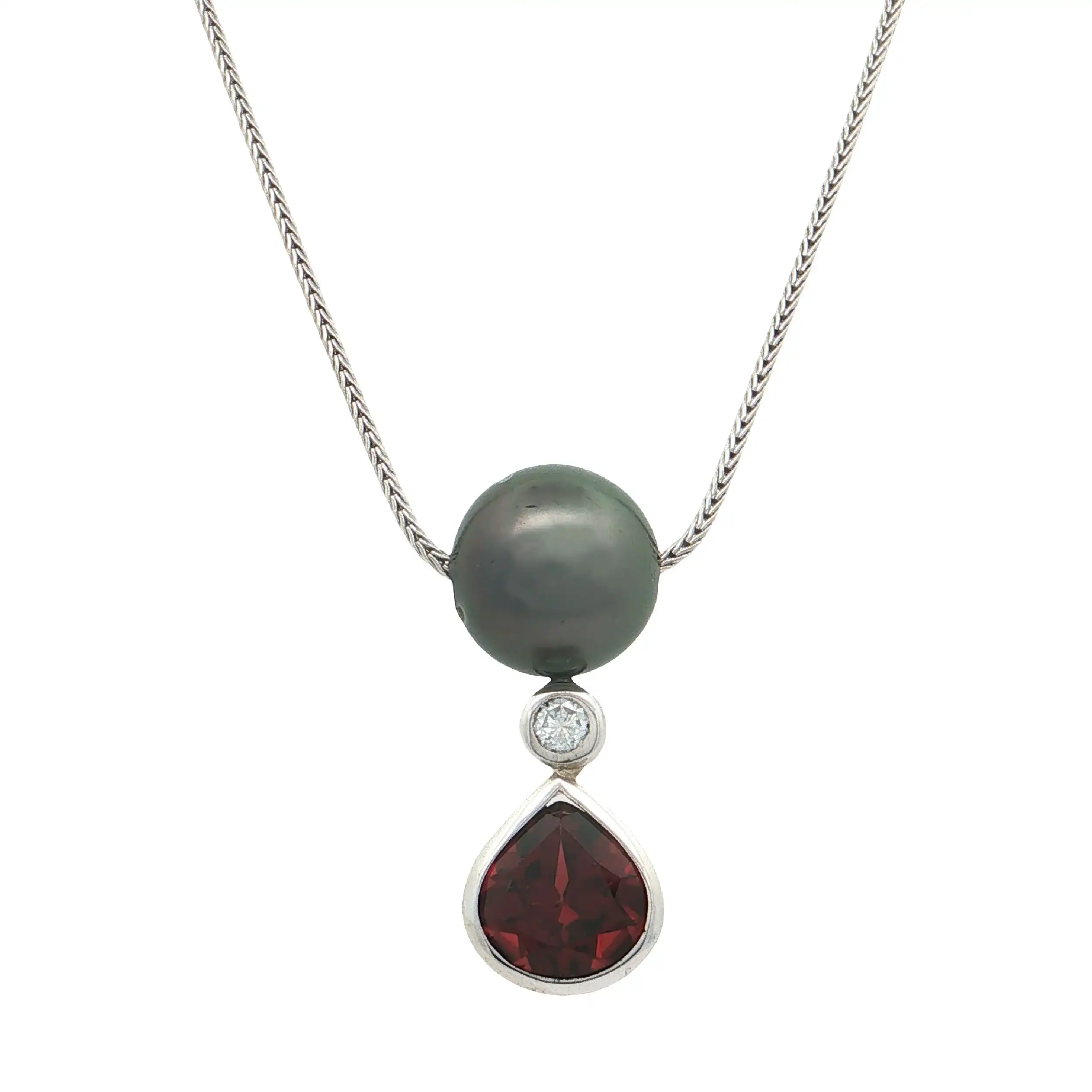 Collier Weißgold mit Perle, Brillant und Almandin Granat Collier Weißgold mit Perle, Brillant und Almandin Granat